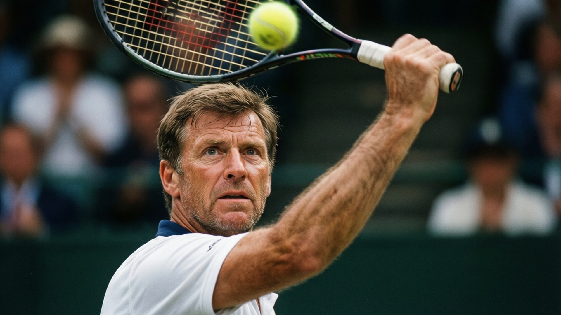 Boris Becker 桌布 壁紙 — 一位專注的男性網球選手在比賽中揮動球拍擊打明亮的黃色球，背景有模糊的觀眾。