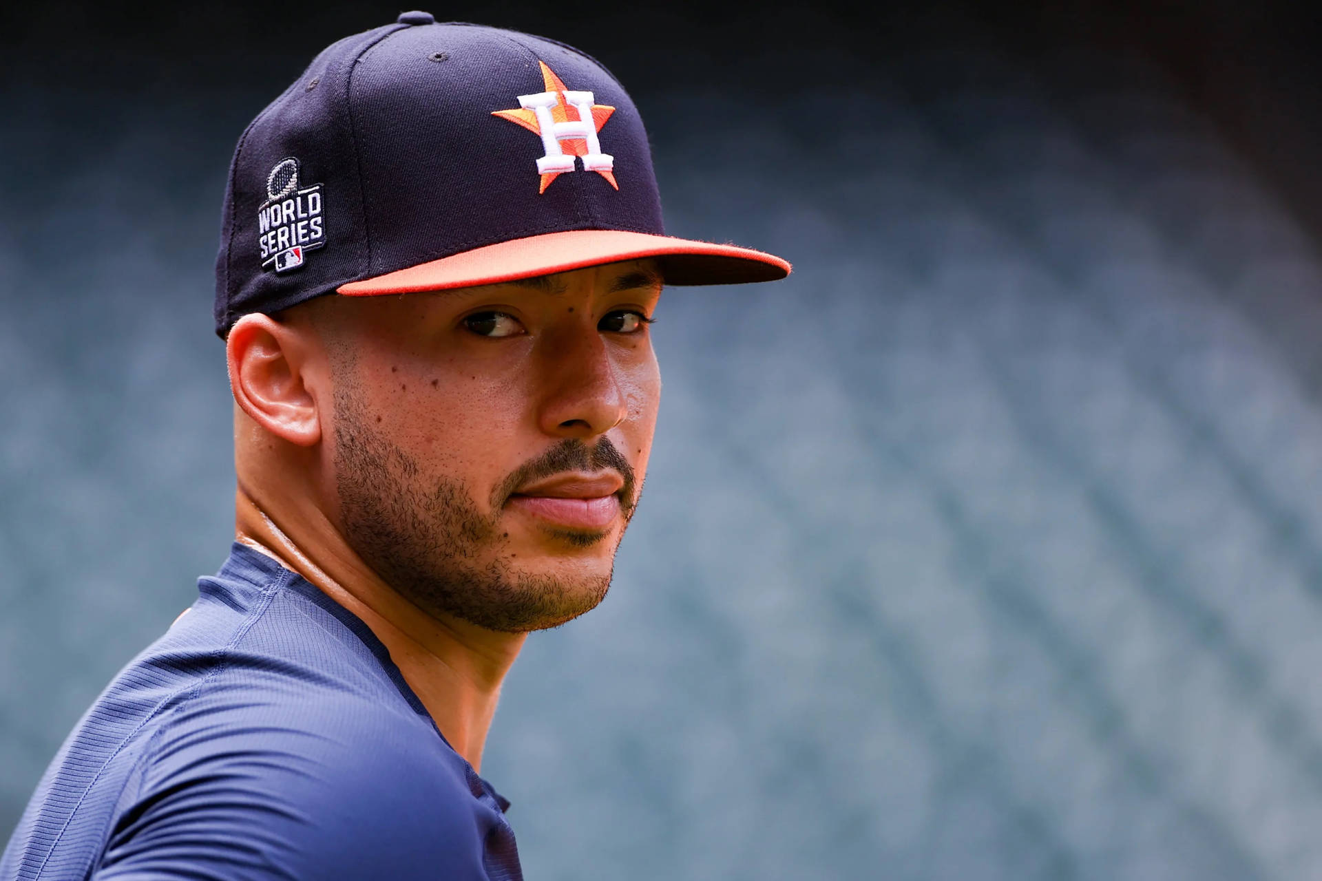 戴著太空人帽子的棒球選手在球場上神情嚴肅 — MLB 壁紙