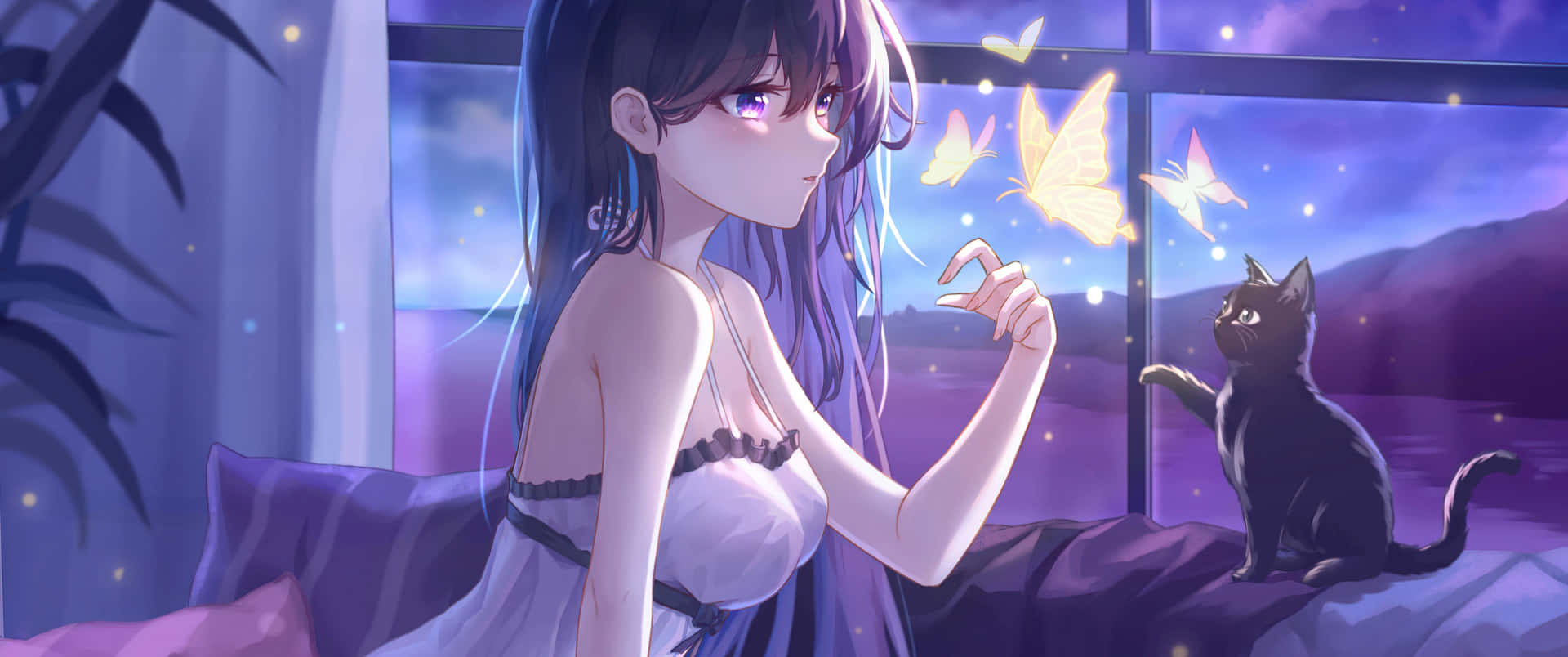  壁紙 — 一位紫髮動漫女孩穿著白色連衣裙，輕輕觸碰發光的蝴蝶，而一隻黑貓在黃昏時分從窗台上觀看。