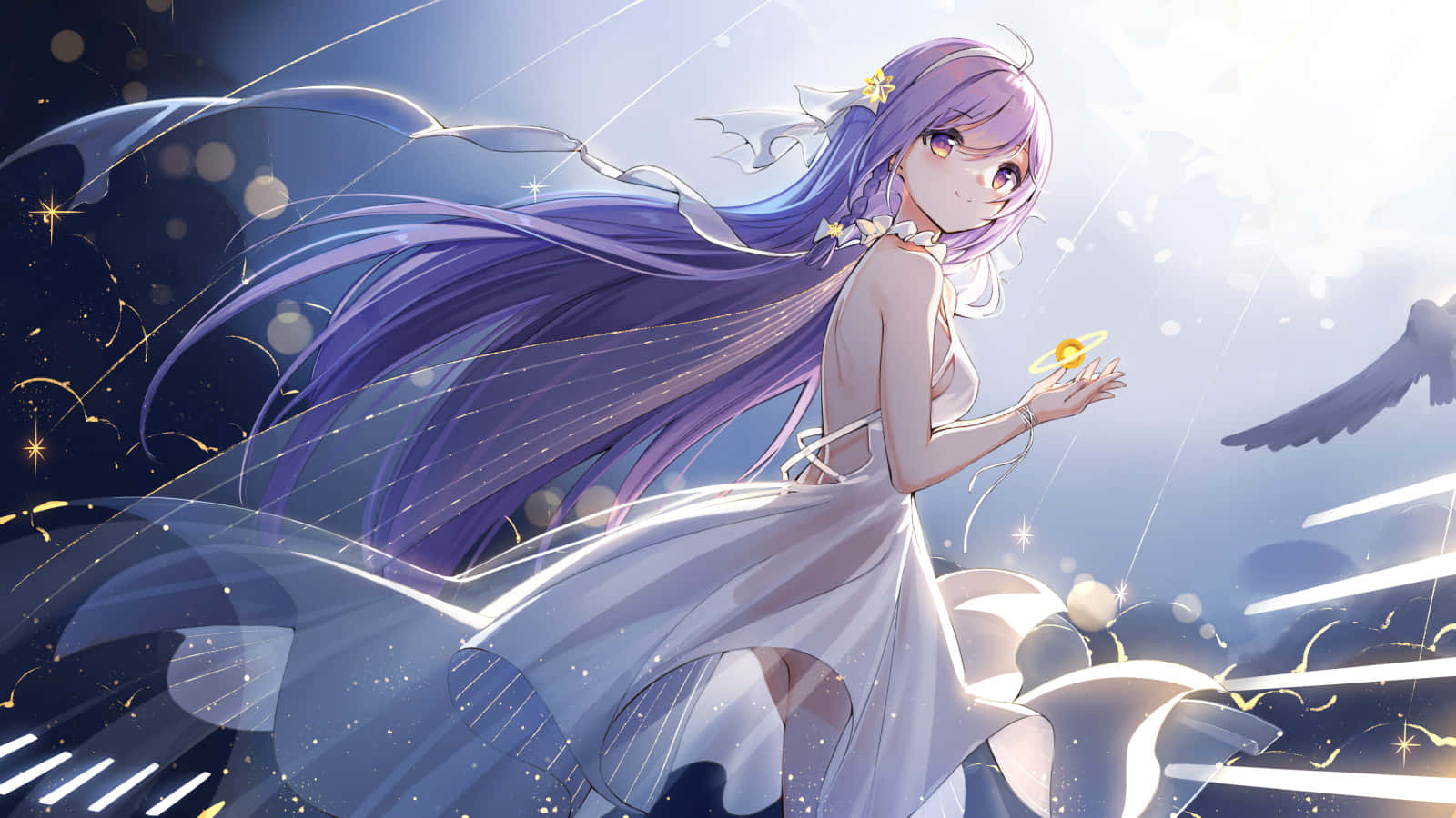 壁紙 — 一位紫髮動漫少女穿著飄逸的白色連衣裙，手持發光球體，翅膀和光線在她周圍的燦爛天空中環繞。