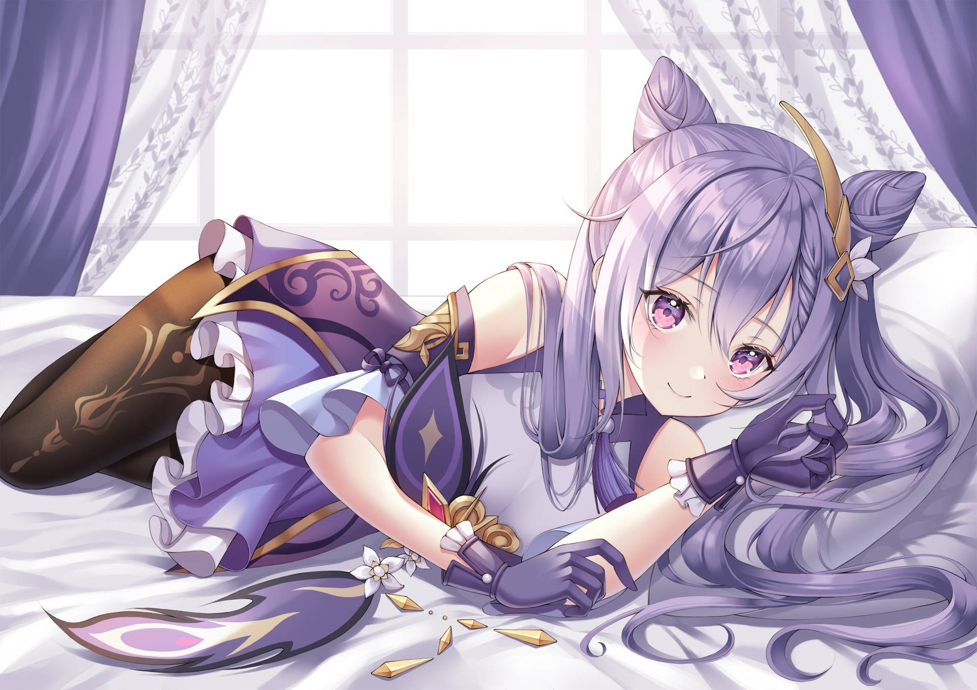 紫髮貓耳動漫少女在窗邊的床上休息。 — 原神 壁紙