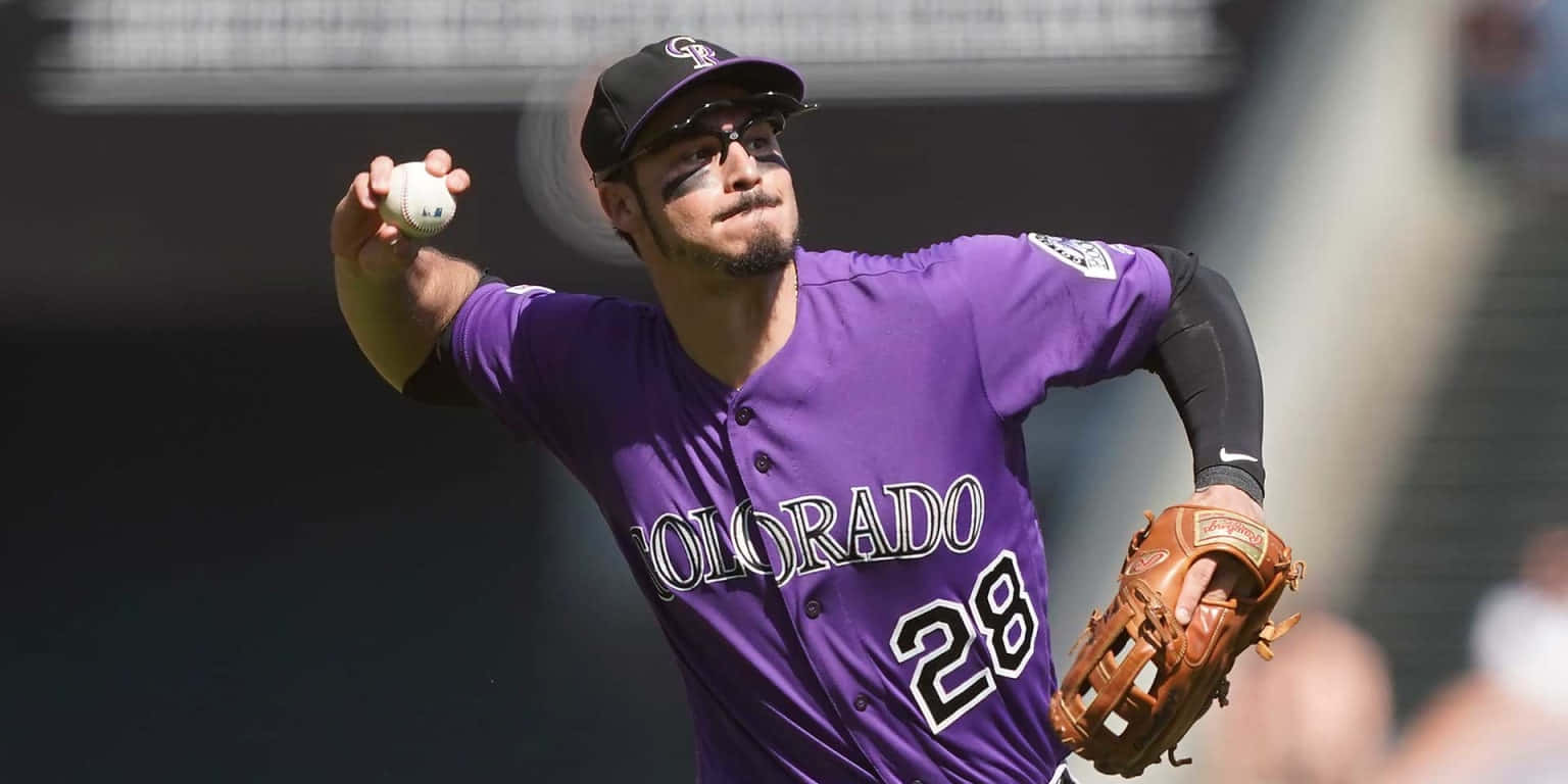 身穿紫色科羅拉多球衣的棒球投手在日間比賽中投球。 — MLB 壁紙