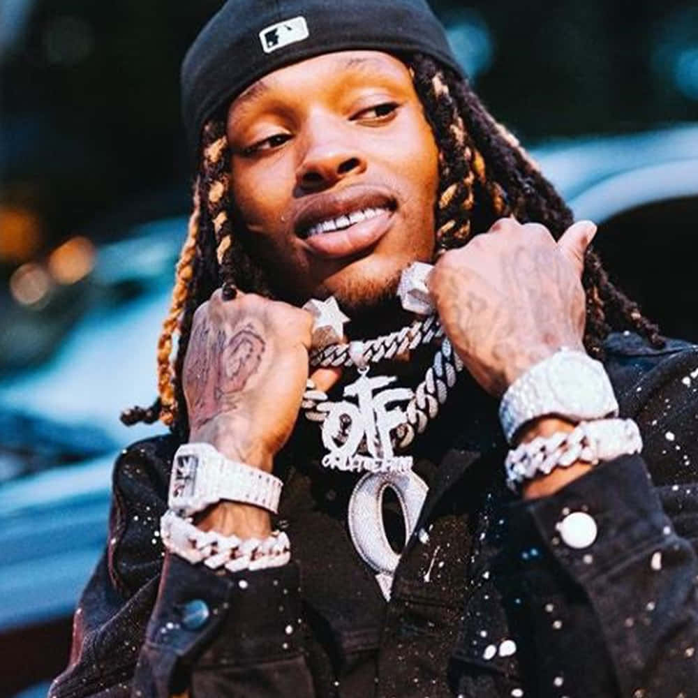 饒舌歌手戴著鑽石鍊和黑色帽子，手上有刺青 — King Von 壁紙