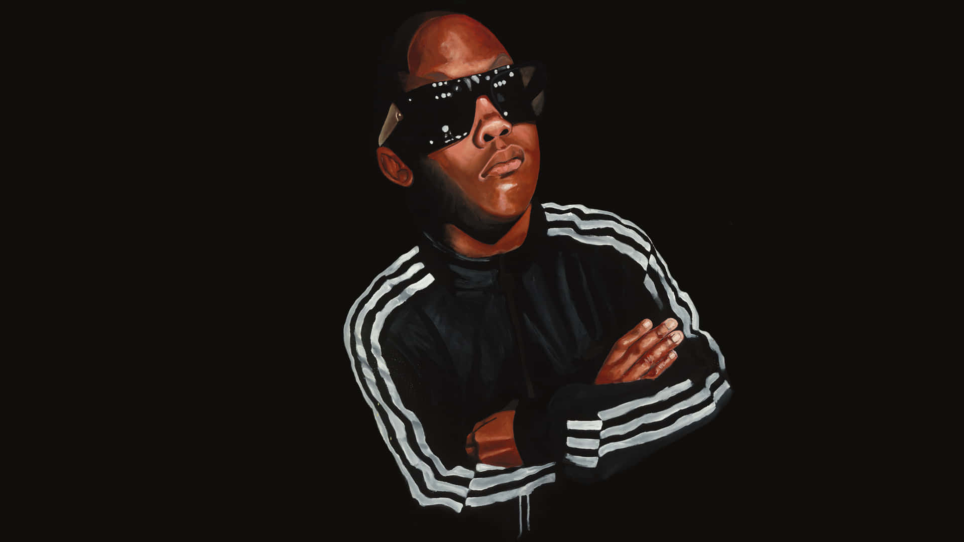  壁紙 — 一個自信的男人，穿著黑色有白色條紋的Adidas運動套裝，站在深色背景前，交叉雙手，戴著超大太陽眼鏡。