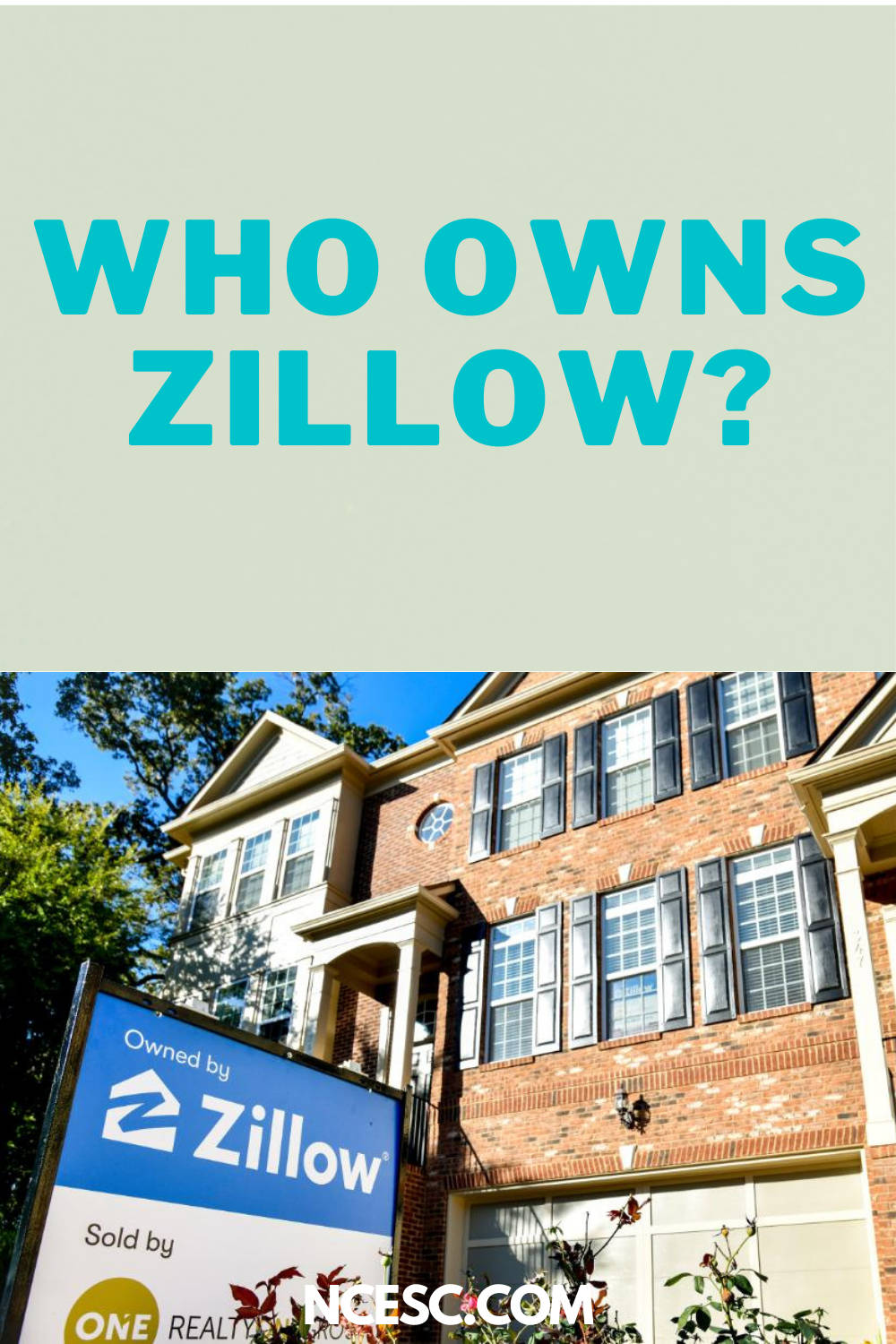 vintage 90s aesthetic 桌布 壁紙 — Zillow 房地產標誌矗立在磚房前，背景是晴朗的藍天和茂密的綠樹。