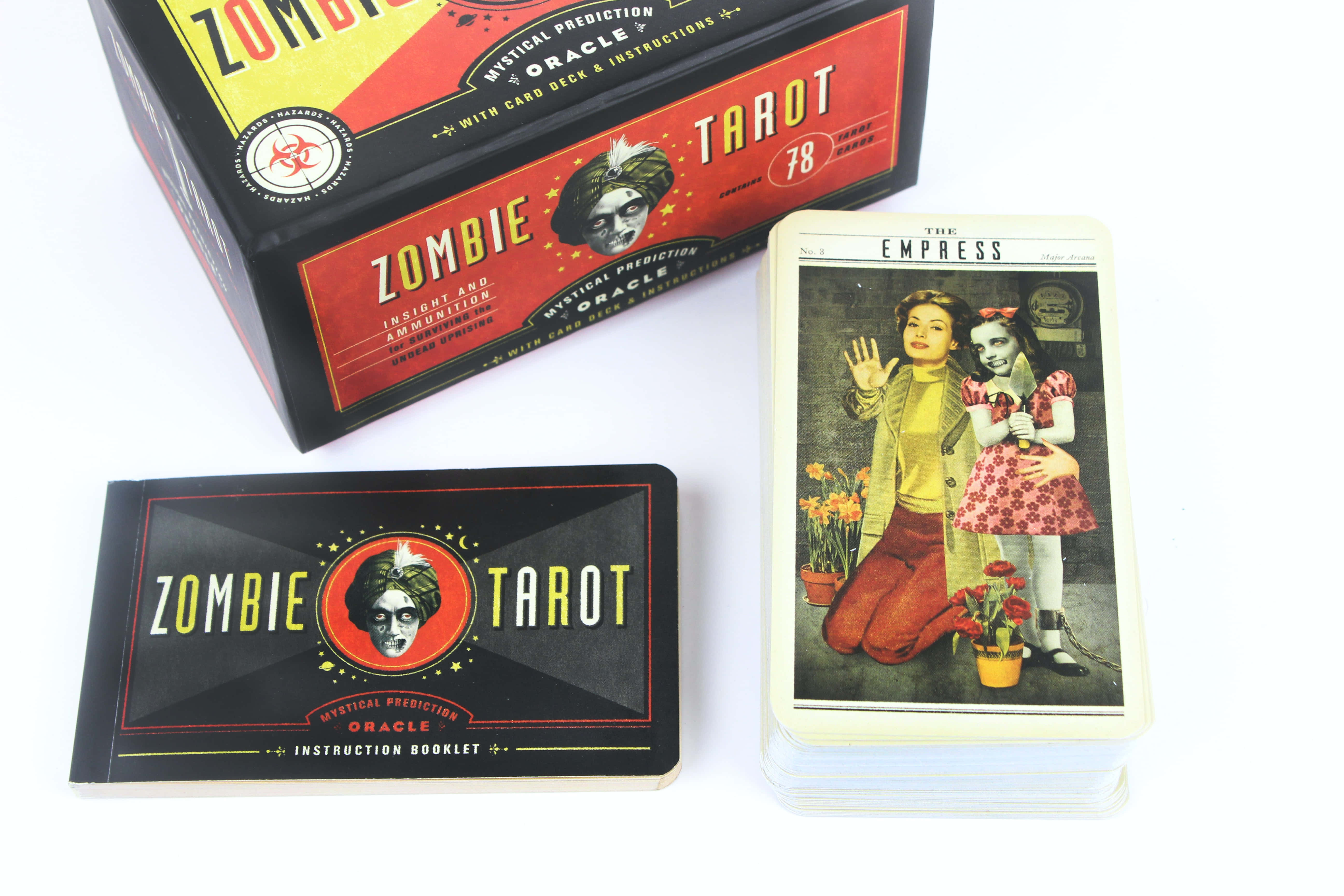 Tarot Card 桌布 壁紙 — Zombie Tarot 神諭卡牌盒、小冊子和女皇牌展示在白色表面上。