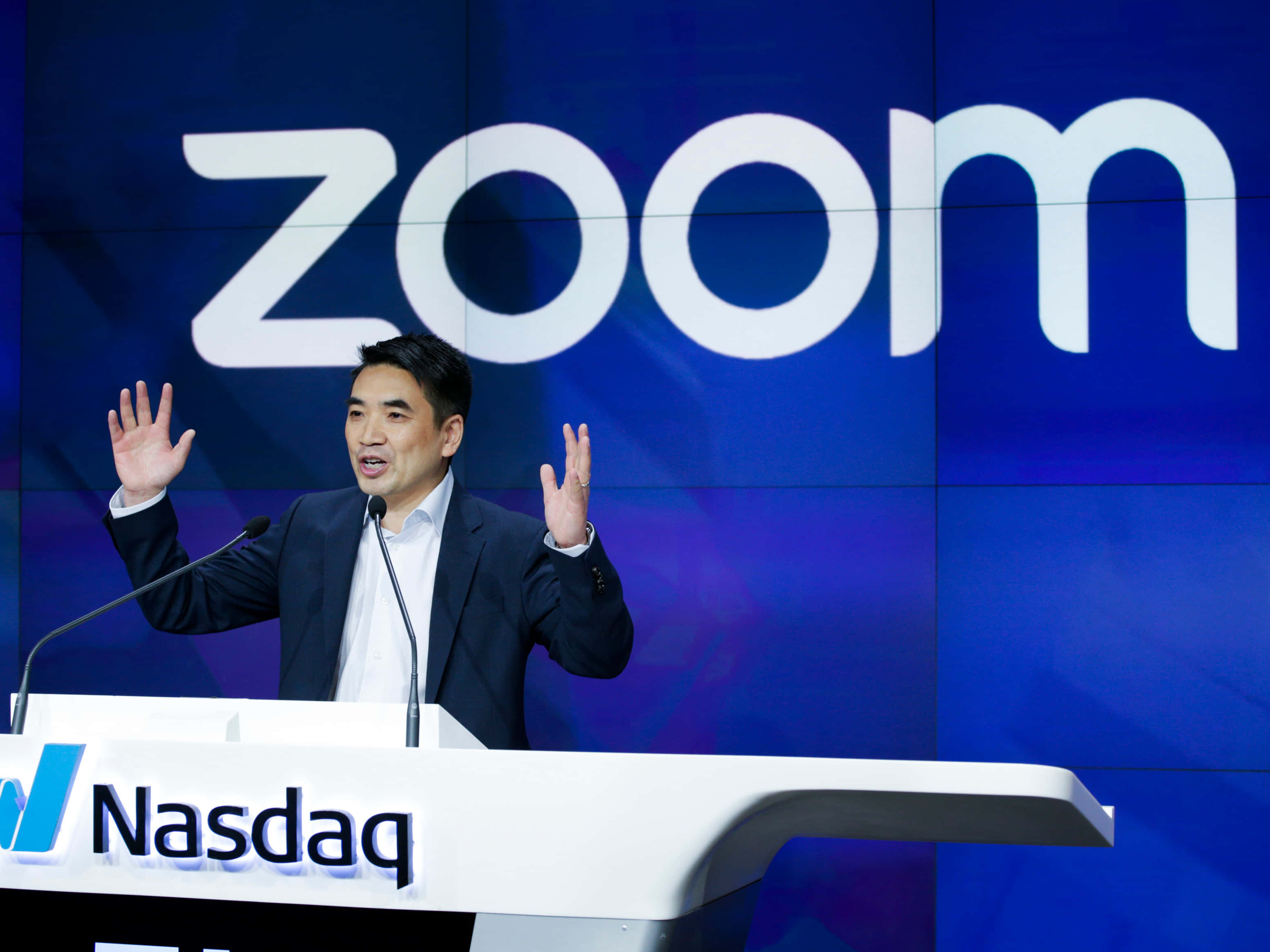 Zoom 納斯達克 - 一名男子站在講台上 壁紙