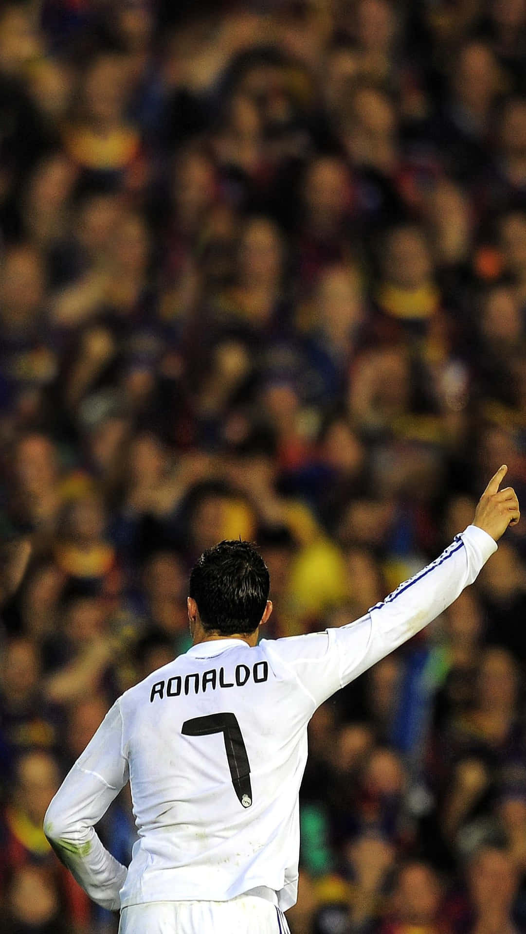  壁紙 — 一名身穿白色球衣、背後印有「RONALDO 7」的足球運動員在夜間向模糊的體育場人群舉起手臂。