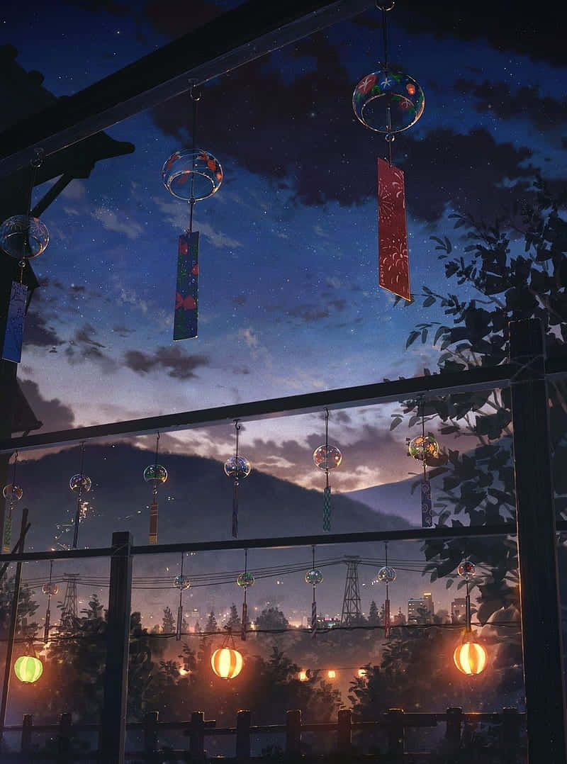 桌布 壁紙 — 一串串燈籠在寧靜城市山坡上方的星空暮色中溫暖地發光。