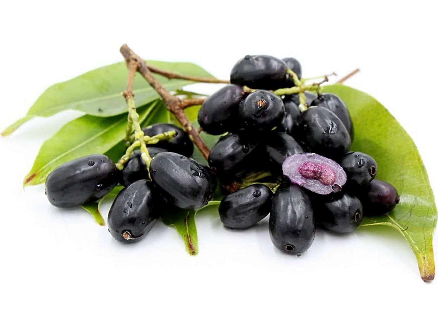 Fruit 桌布 壁紙 — 一串光澤黑色漿果，其中一顆切開露出紫色果肉，放在綠色葉子上，背景為白色。