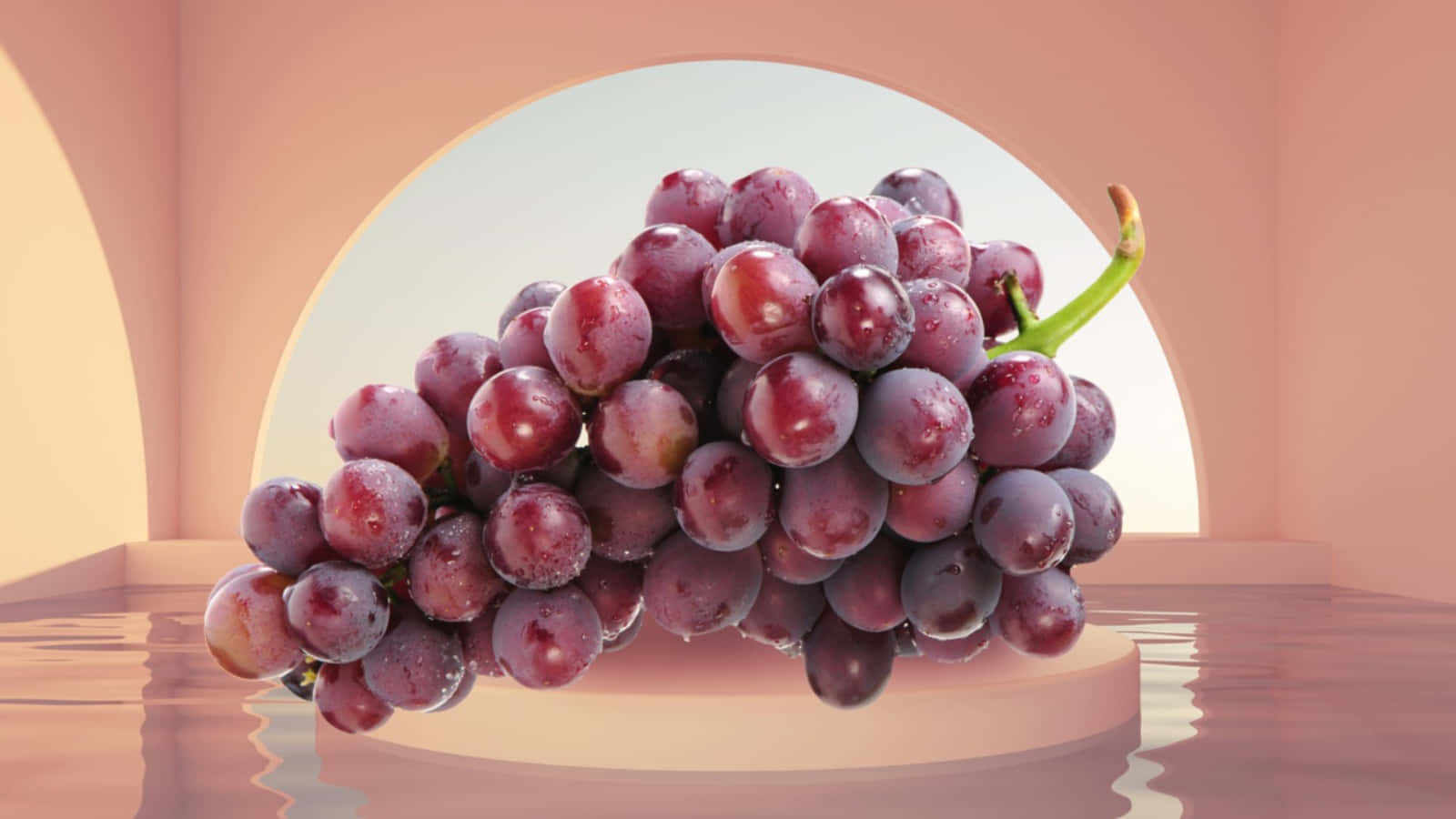 Grape 桌布 壁紙 — 一串帶有露珠的光澤深紫色葡萄放在基座上，背景是柔和的桃色拱門，下方有反射的水面。