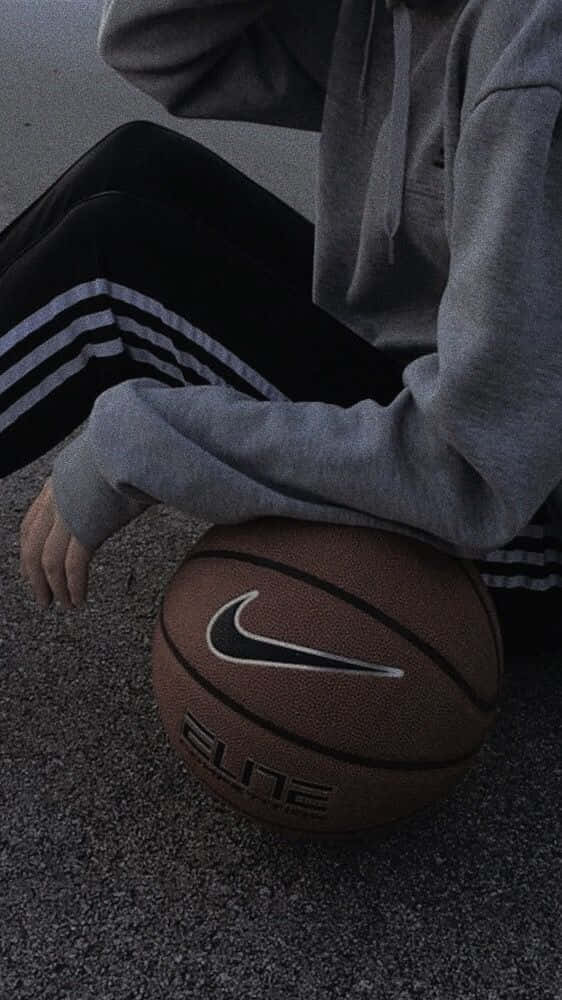 一人坐在地上持籃球 — Nike 節奏籃球 壁紙