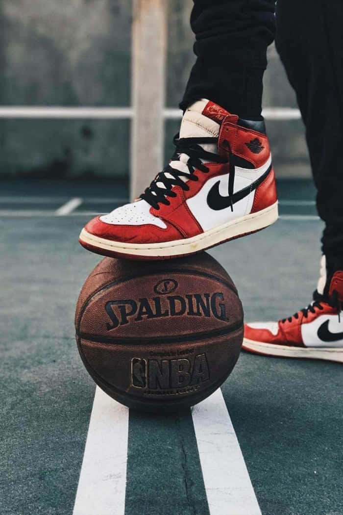 一人站在籃球場上，穿著Air Jordan球鞋 — Nike 節奏籃球 壁紙