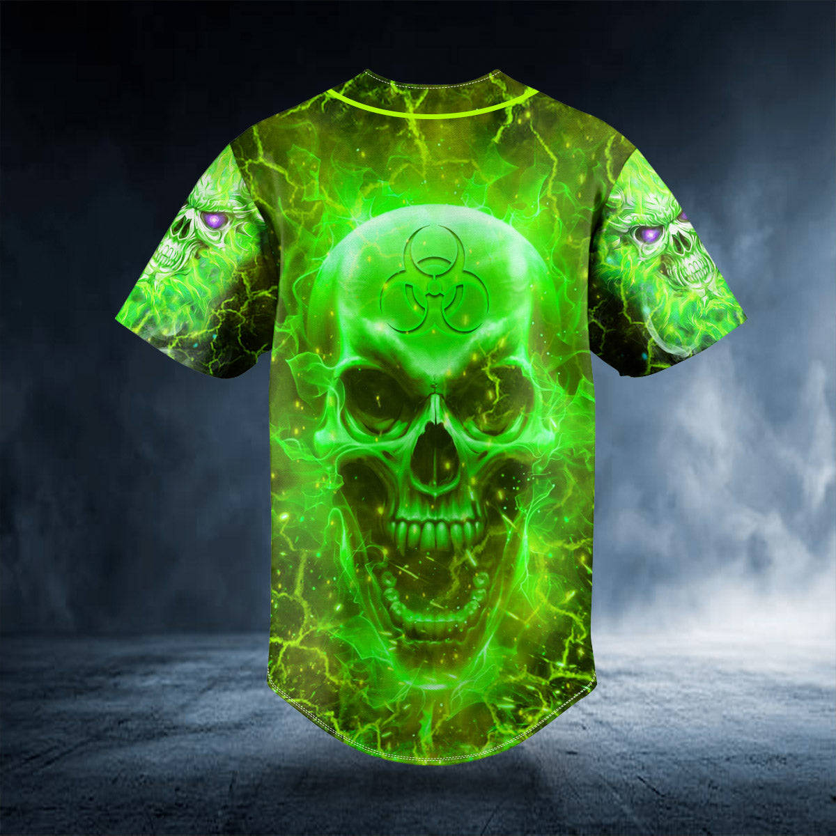 Green Fire Skull 桌布 壁紙 — 一件T恤，設計有發光的綠色骷髏圖案，帶有生物危害標誌和電火花，背景為黑暗煙霧繚繞。