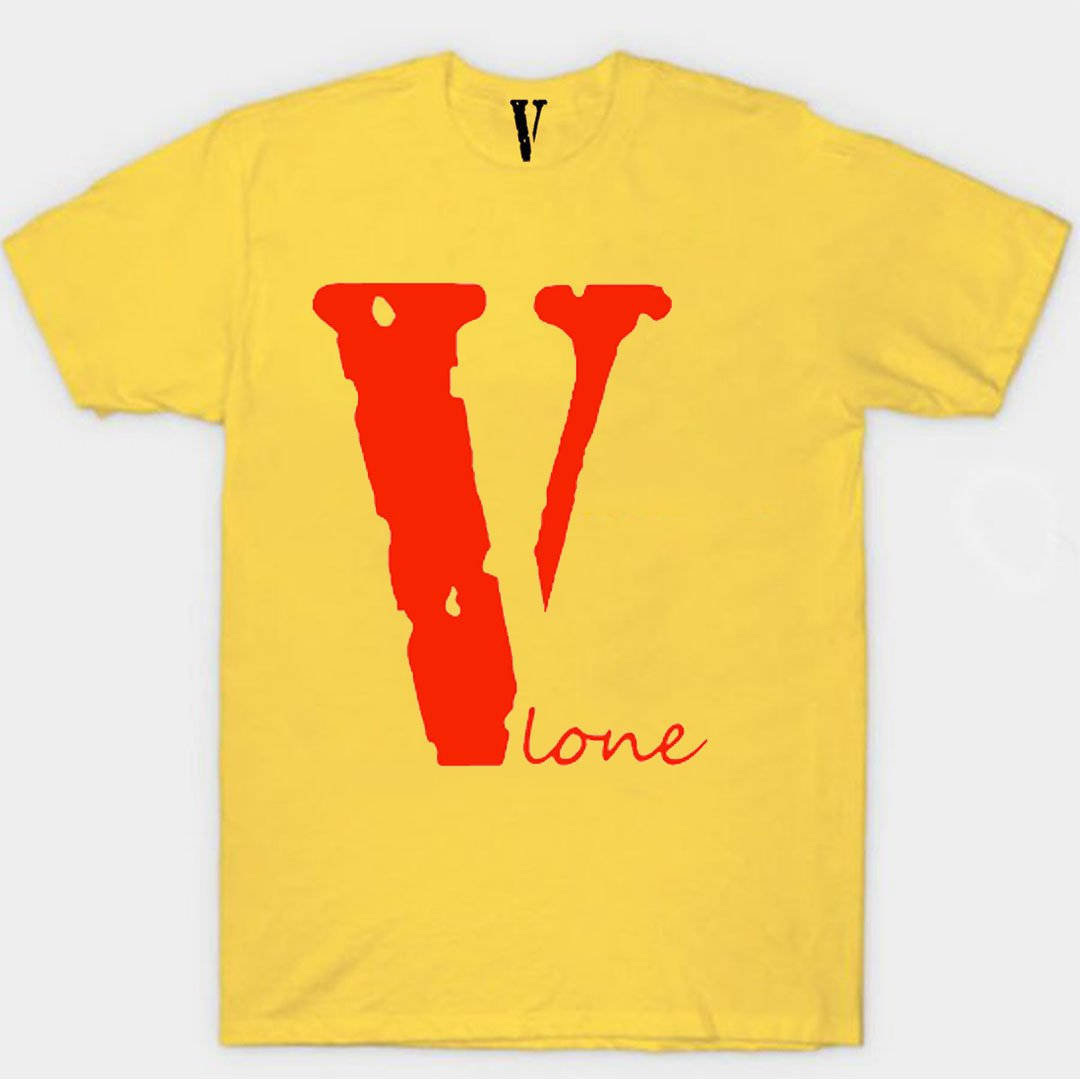 Vlone 桌布 壁紙 — 一件亮黃色T恤，上面有一個大膽的紅色風格化V，下方有草書字體lone。