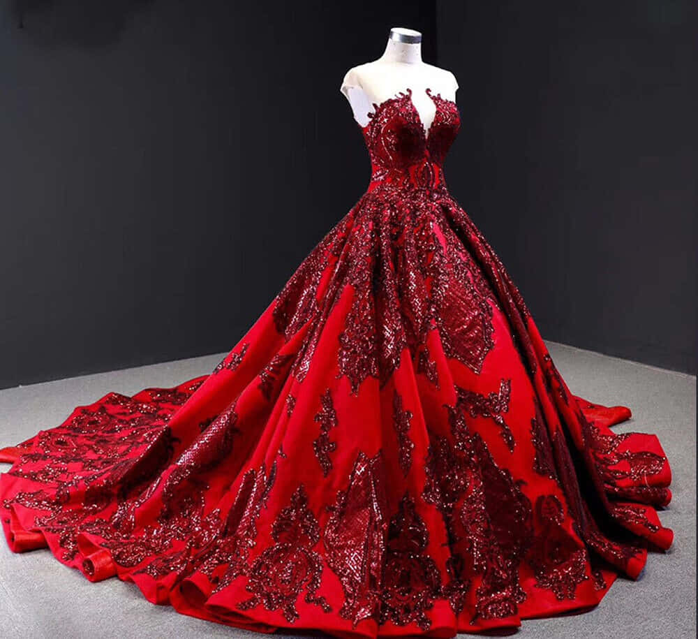 Red Wedding 桌布 壁紙 — 一件令人驚豔的紅色舞會禮服，帶有精緻的亮片刺繡，在深色工作室背景下從人體模型上戲劇性地垂落。
