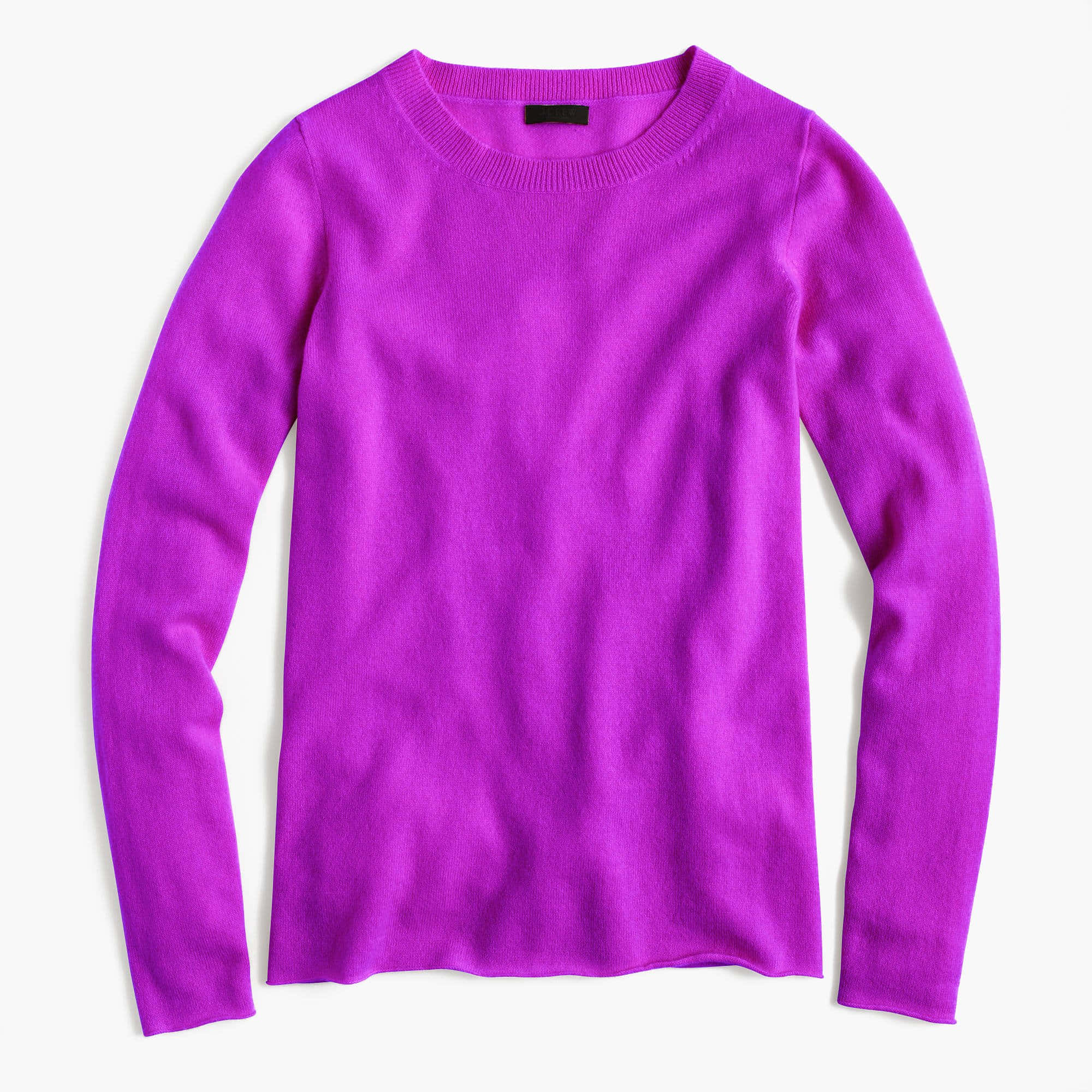 Purple Shirt 桌布 壁紙 — 一件充滿活力的紫色長袖毛衣，採用羅紋圓領設計，平放在潔淨的白色背景上。