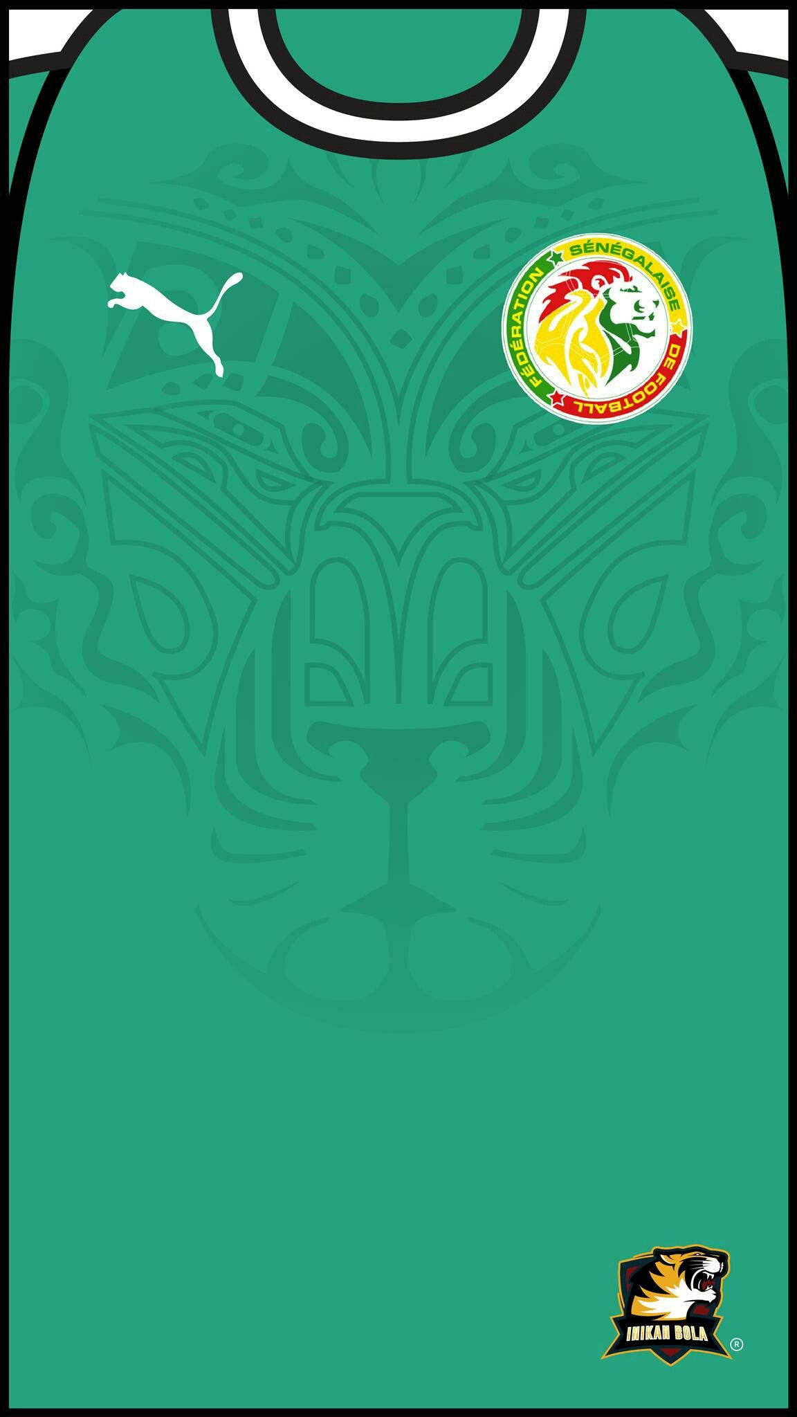Senegal 桌布 壁紙 — 一件充滿活力的綠色塞內加爾國家足球隊球衣，帶有獅子標誌和部落獅子臉圖案。