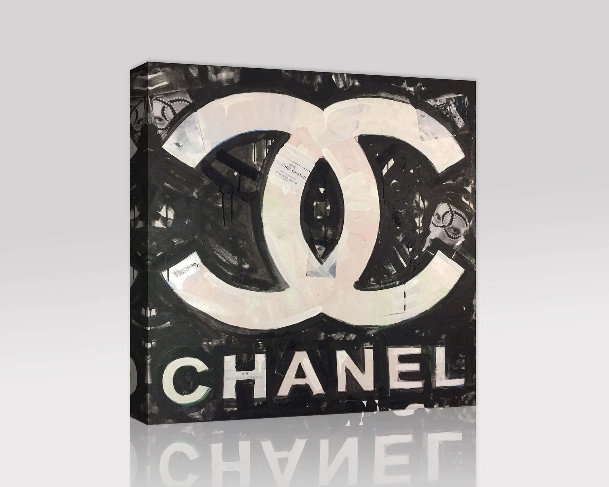 香奈兒標誌 桌布 壁紙 — 一件大膽的黑白帆布藝術品，帶有磨損的 Chanel 標誌、碎裂紋理和反光表面。