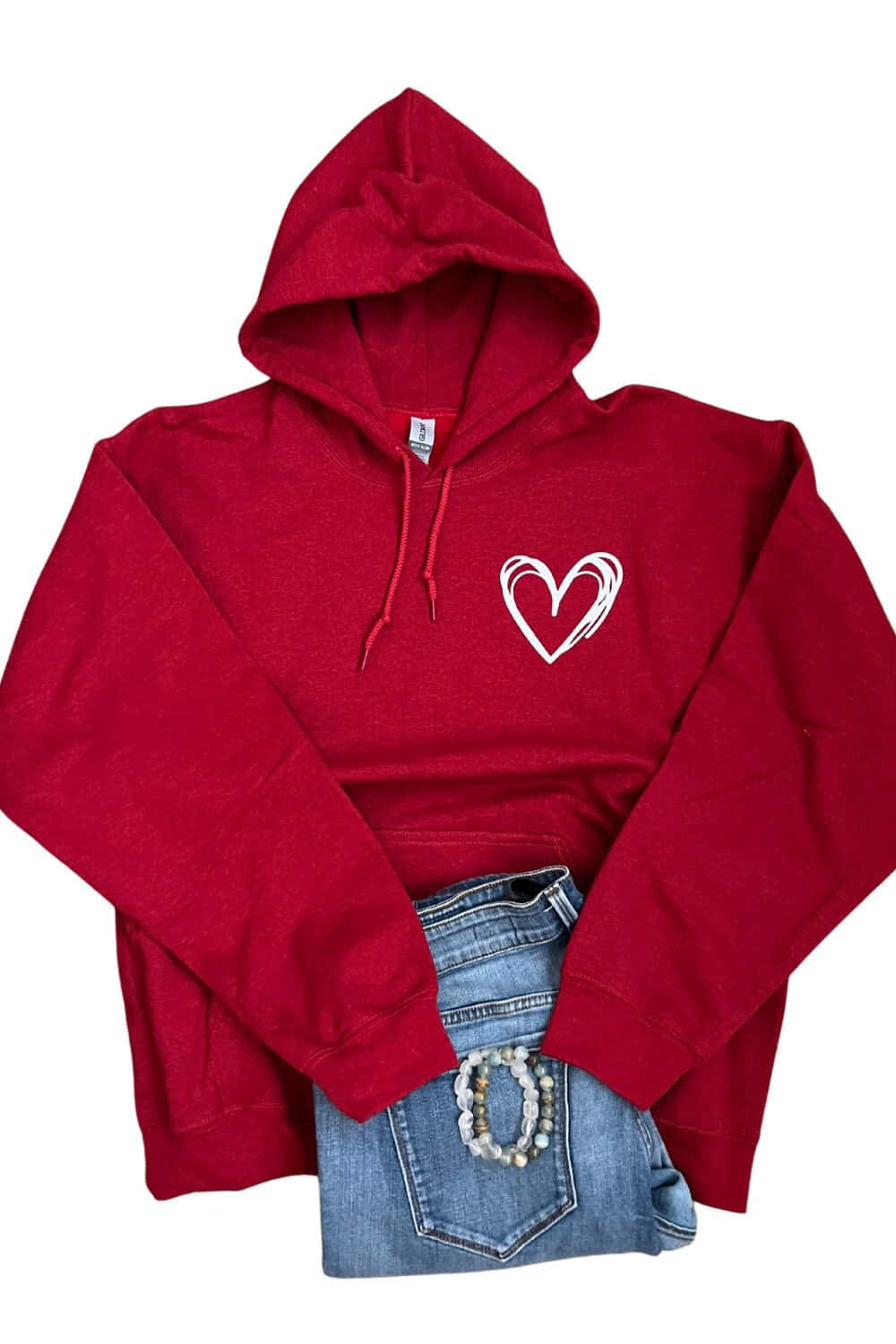 Red Hoodie 桌布 壁紙 — 一件帶有白色心形圖案的紅色連帽上衣，搭配藍色牛仔褲和珠飾皮帶扣。