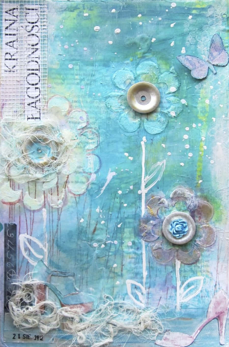 Mixed Media 桌布 壁紙 — 一件帶有紋理的混合媒體藝術作品，以青綠色和薰衣草色的花朵、鈕扣和高跟鞋為特色，置於層次分明、夢幻般的背景上。