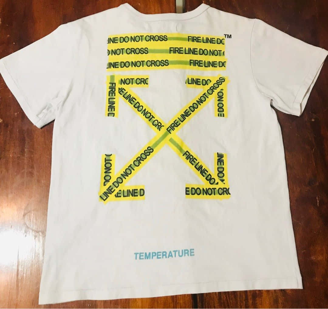 一件帶有黃色膠帶的白色T恤 壁紙
