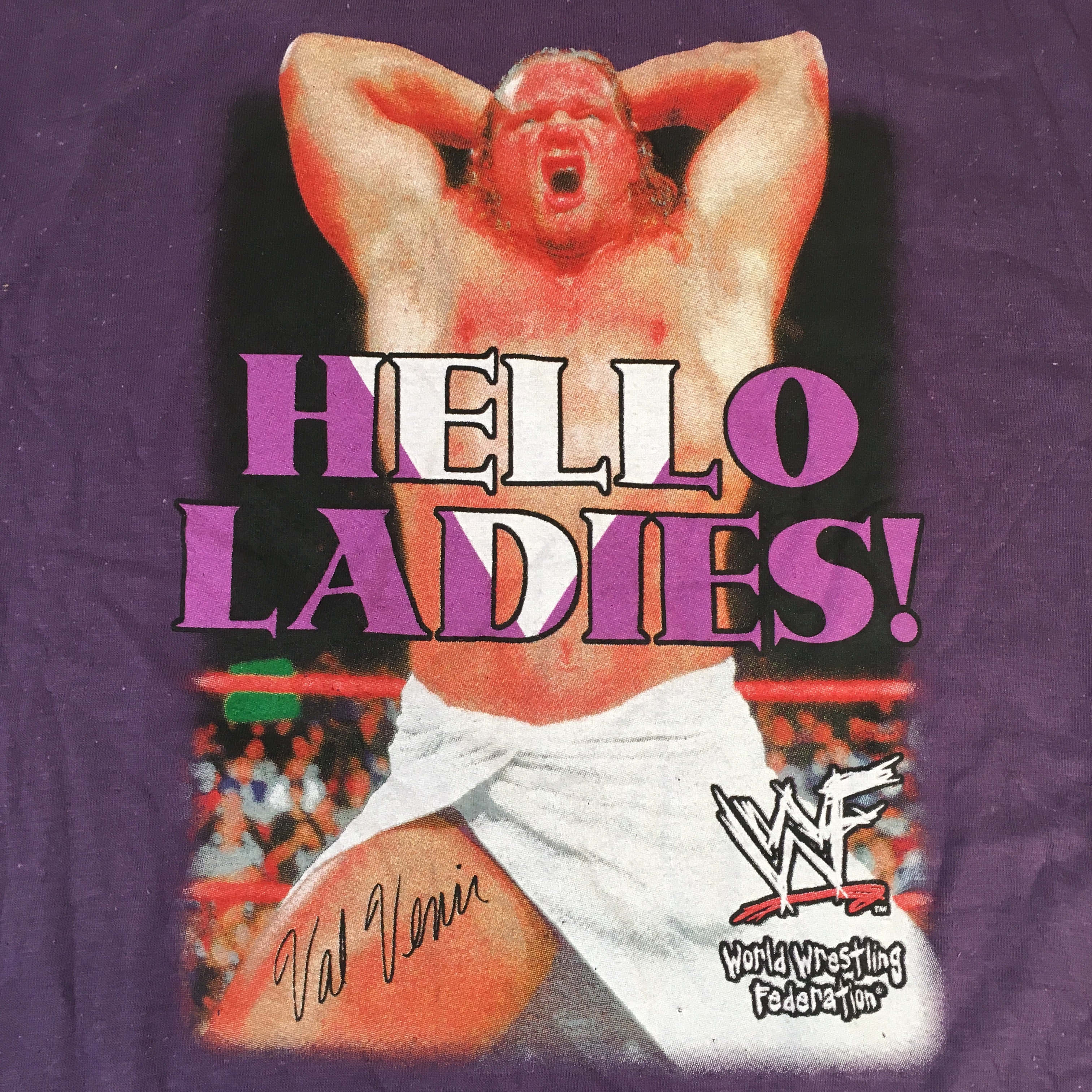 graphic design 桌布 壁紙 — 一件復古WWE T恤，上面有Val Venis舉起雙臂、張開嘴巴高喊hello ladies!的勝利姿勢。