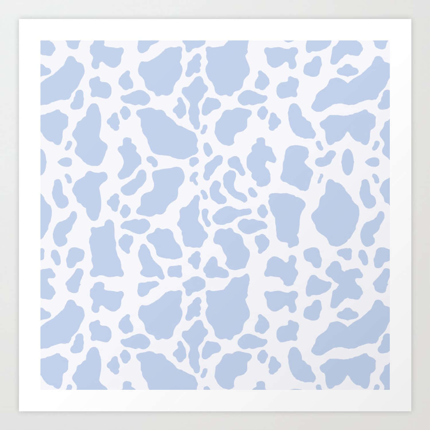 Cow Print 桌布 壁紙 — 一件極簡藝術作品，在白色背景上重複排列柔和的藍色不規則形狀。