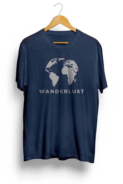 Basic 桌布 壁紙 — 一件海軍藍T恤，帶有灰色地球圖案和「wanderlust」字樣，掛在木衣架上，背景為純白色。