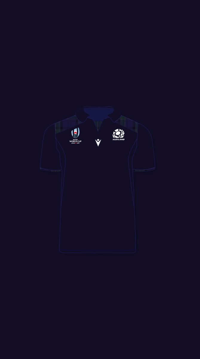 Scotland Rugby 桌布 壁紙 — 一件深藍色蘇格蘭橄欖球Polo衫，帶有白色標誌和格子領口細節，背景為純海軍藍色。
