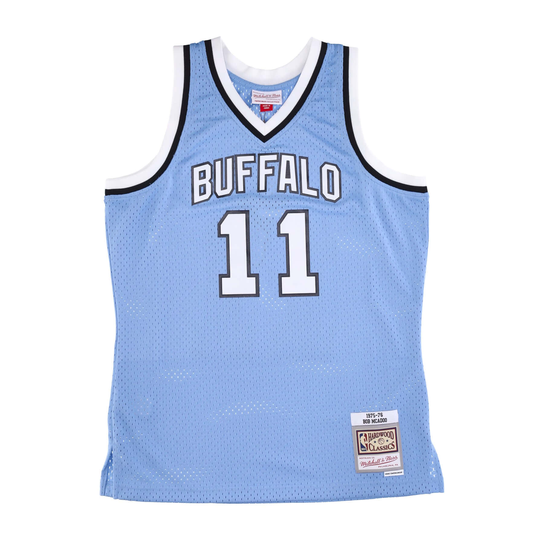 NBA 桌布 壁紙 — 一件淺藍色復古水牛城籃球球衣，印有11號和1975-76年Bob McAdoo補丁，展示在白色背景上。
