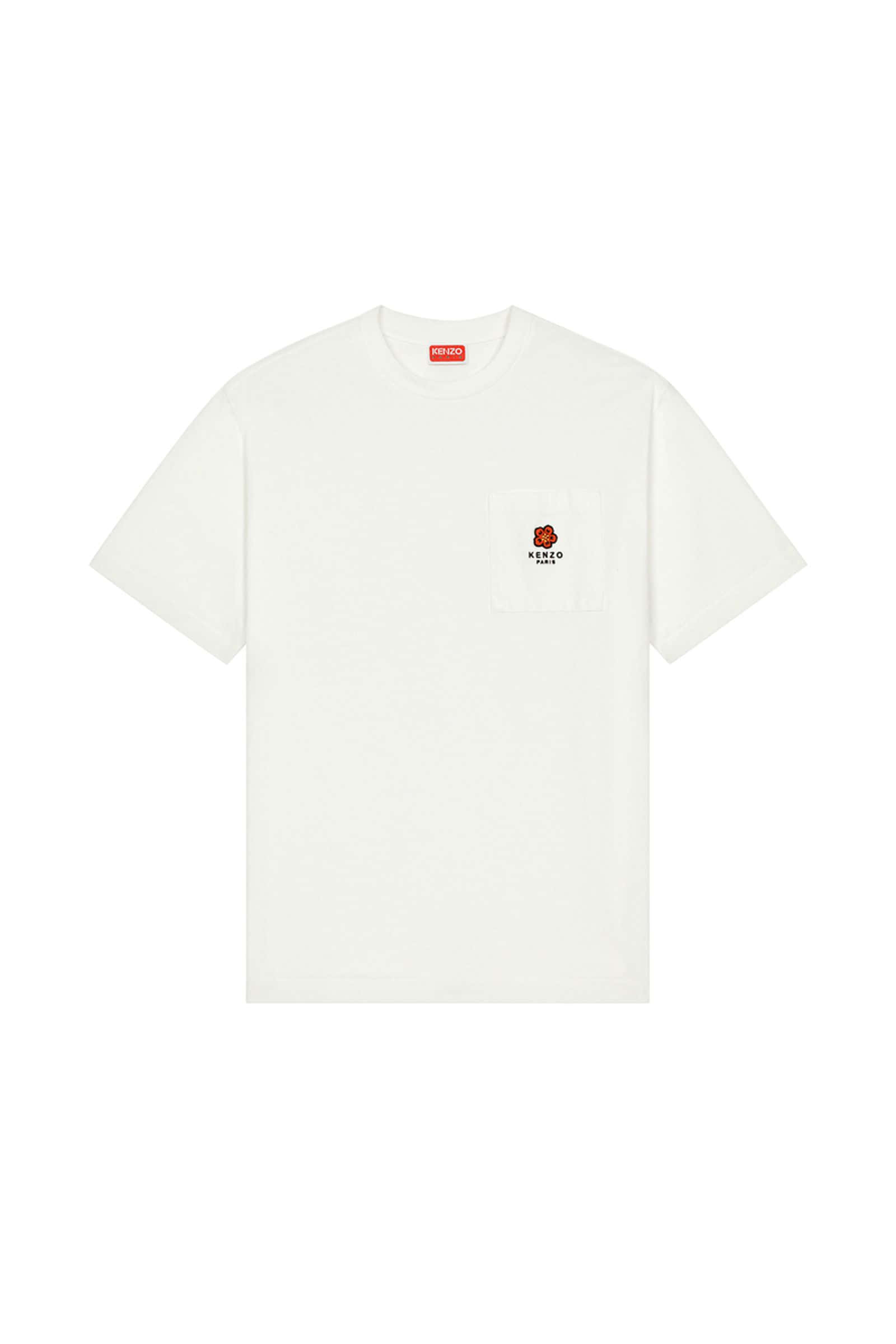 Mens Fashion 桌布 壁紙 — 一件清爽的白色T恤，胸前口袋上有一個細小的紅色玫瑰標誌，展示在純淨的白色背景上。