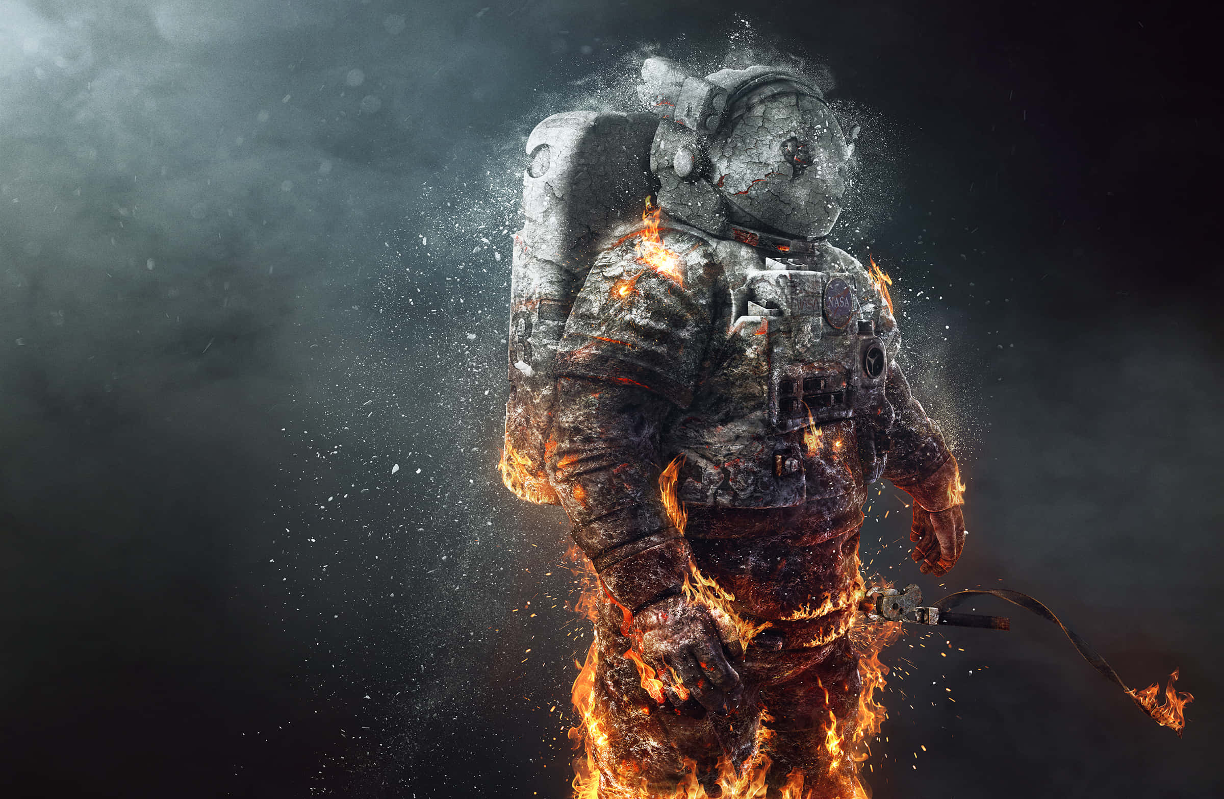 Amazing Astronaut 桌布 壁紙 — 一件燃燒中的太空衣在黑暗煙霧背景中分解成灰燼，伴隨著發光的餘燼。