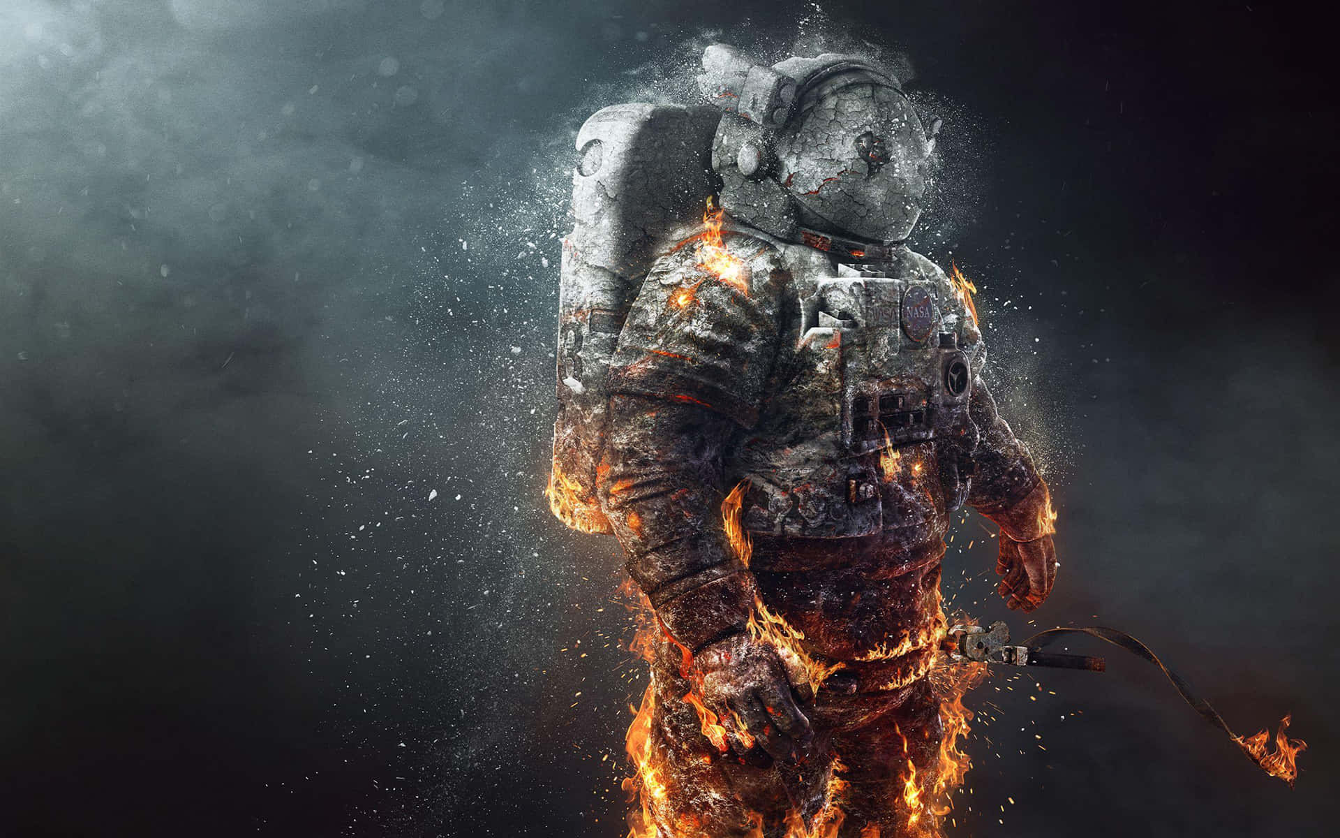  壁紙 — 一件燃燒中的太空衣在黑暗煙霧背景下分解成灰燼和餘燼。