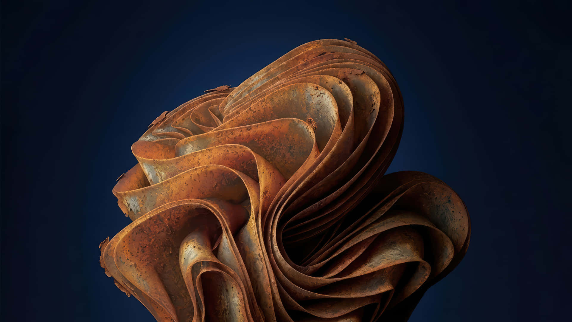 Rusty Bloom modded wallpaper for desktop Enhancement, 壁紙 — 一件生鏽的金屬雕塑，帶有層疊流暢的曲線，矗立在深藍色漸變背景前。