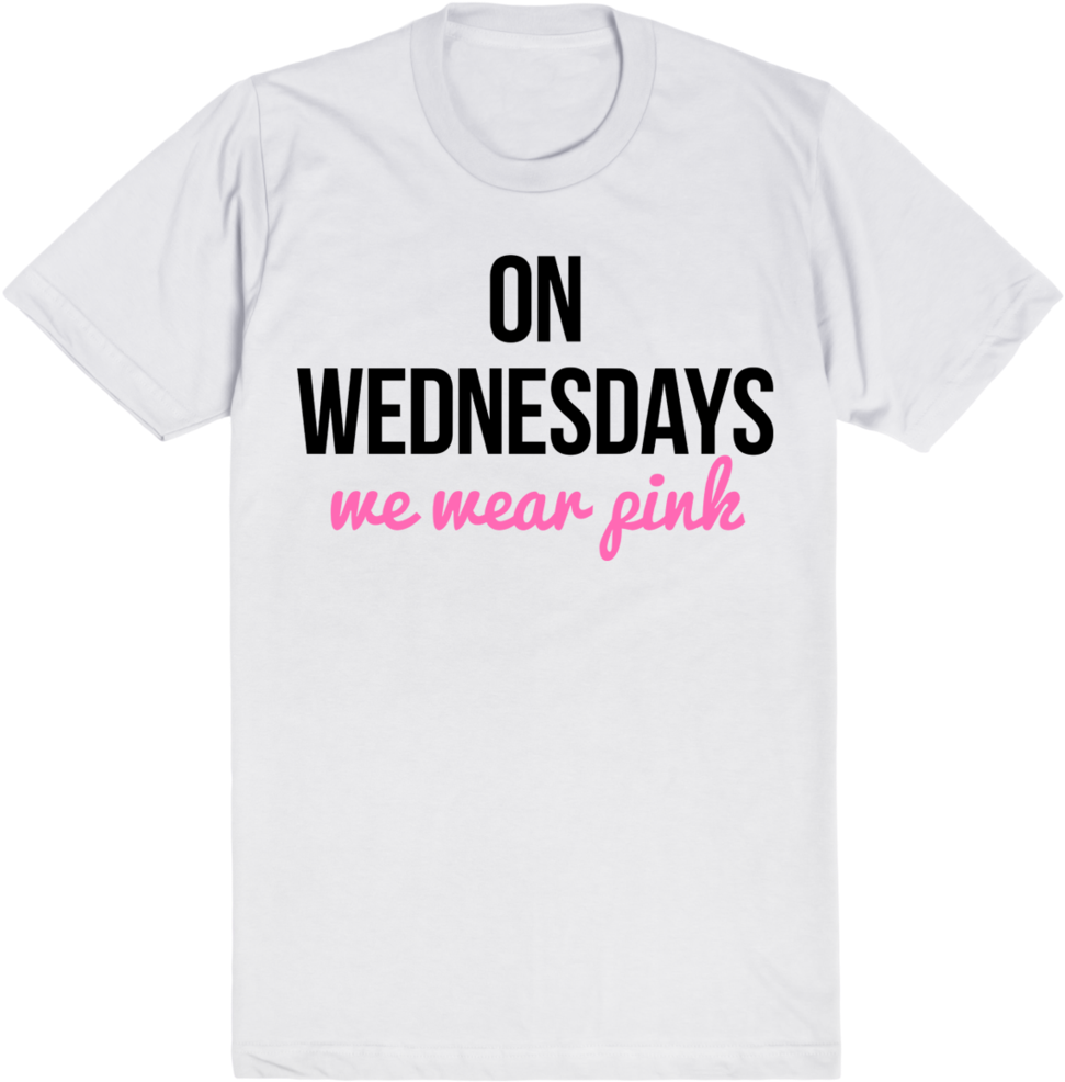 白色 桌布 壁紙 — 一件白色T恤，上面有粗體黑色文字 'ON WEDNESDAYS' 和粉紅色草書 'we wear pink'，背景為黑色。