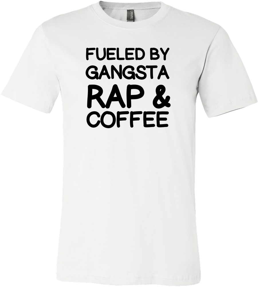 White Shirt 桌布 壁紙 — 一件白色T恤，上面有粗體黑色文字寫著「FUELED BY GANGSTA RAP & COFFEE」，背景為純黑色。