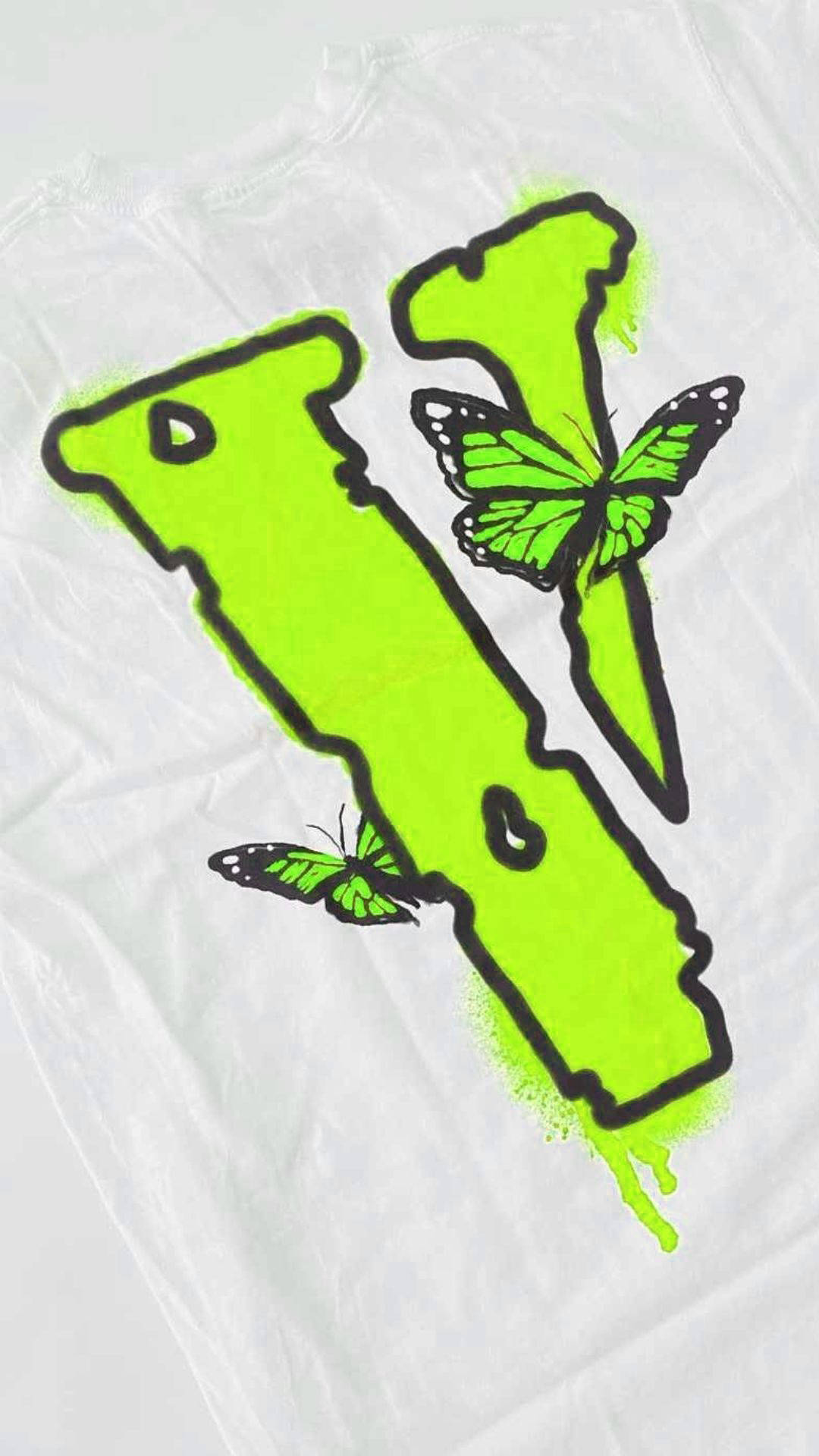 Vlone 桌布 壁紙 — 一件白色T恤上有一個大膽的螢光綠色塗鴉風格字母V，兩隻黑色輪廓的蝴蝶棲息在其曲線上。
