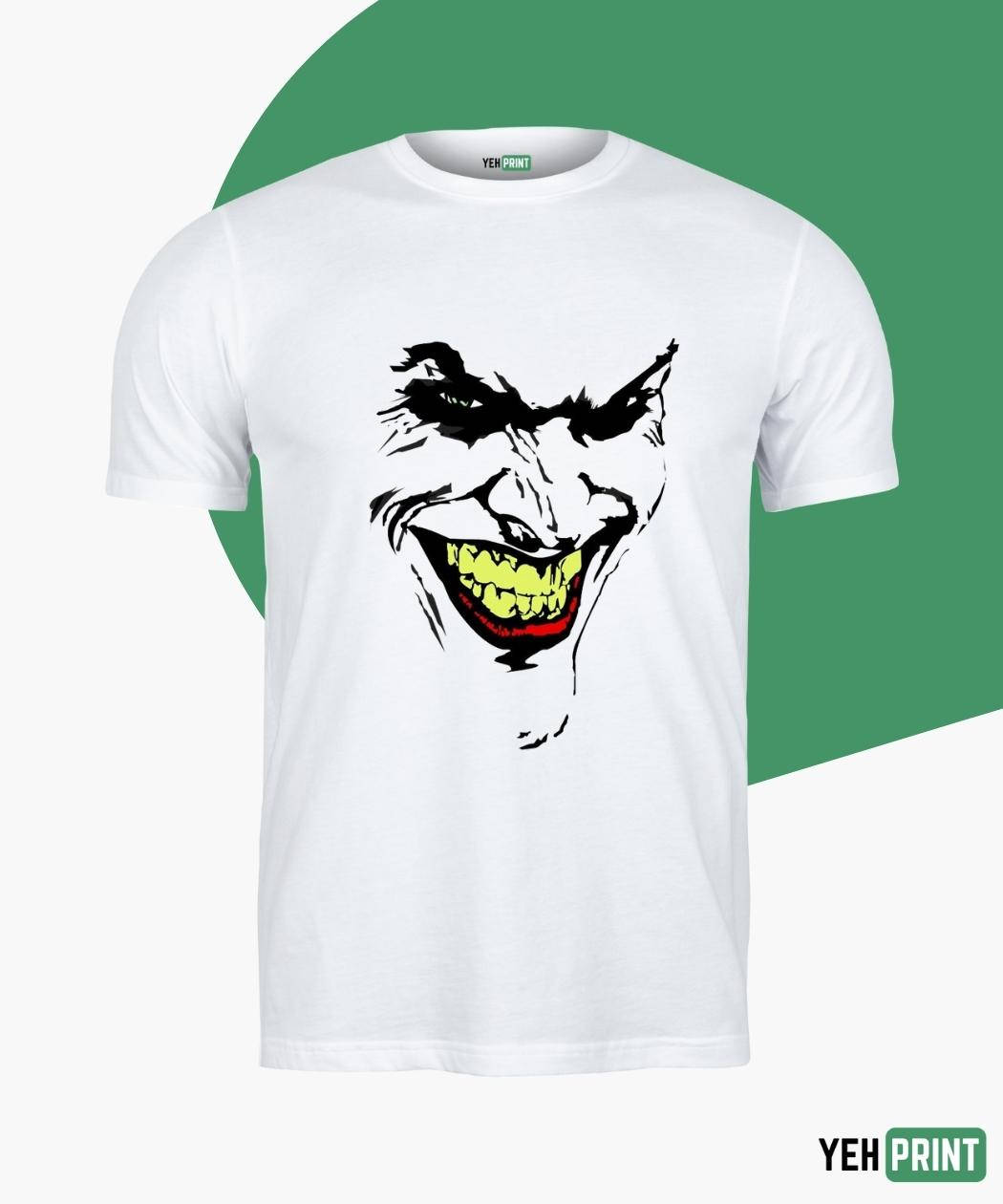 Why So Serious Joker 桌布 壁紙 — 一件白色T恤展示了一個大膽的圖案，是小丑標誌性的咧嘴笑，黃牙紅唇，背景是綠色幾何圖案。
