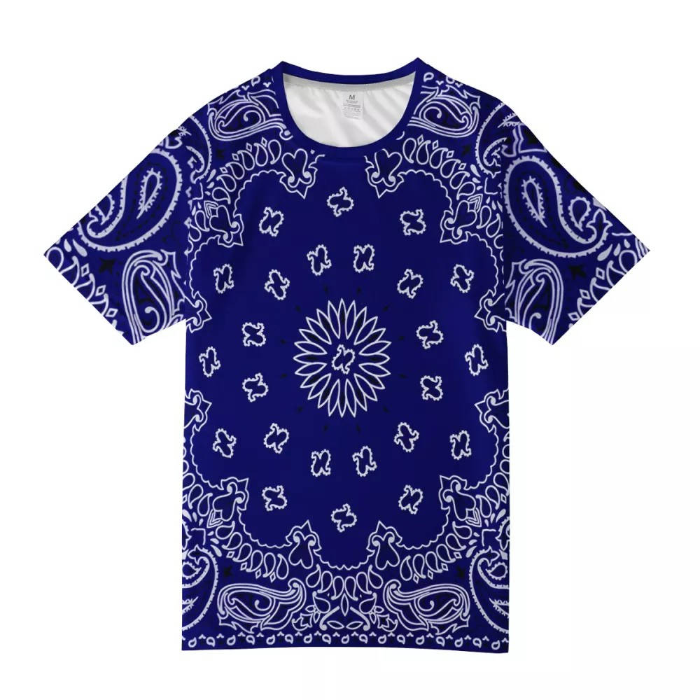 bandana 桌布 壁紙 — 一件皇家藍色T恤，帶有複雜的白色佩斯利和花卉圖案，展示在純白色背景上。