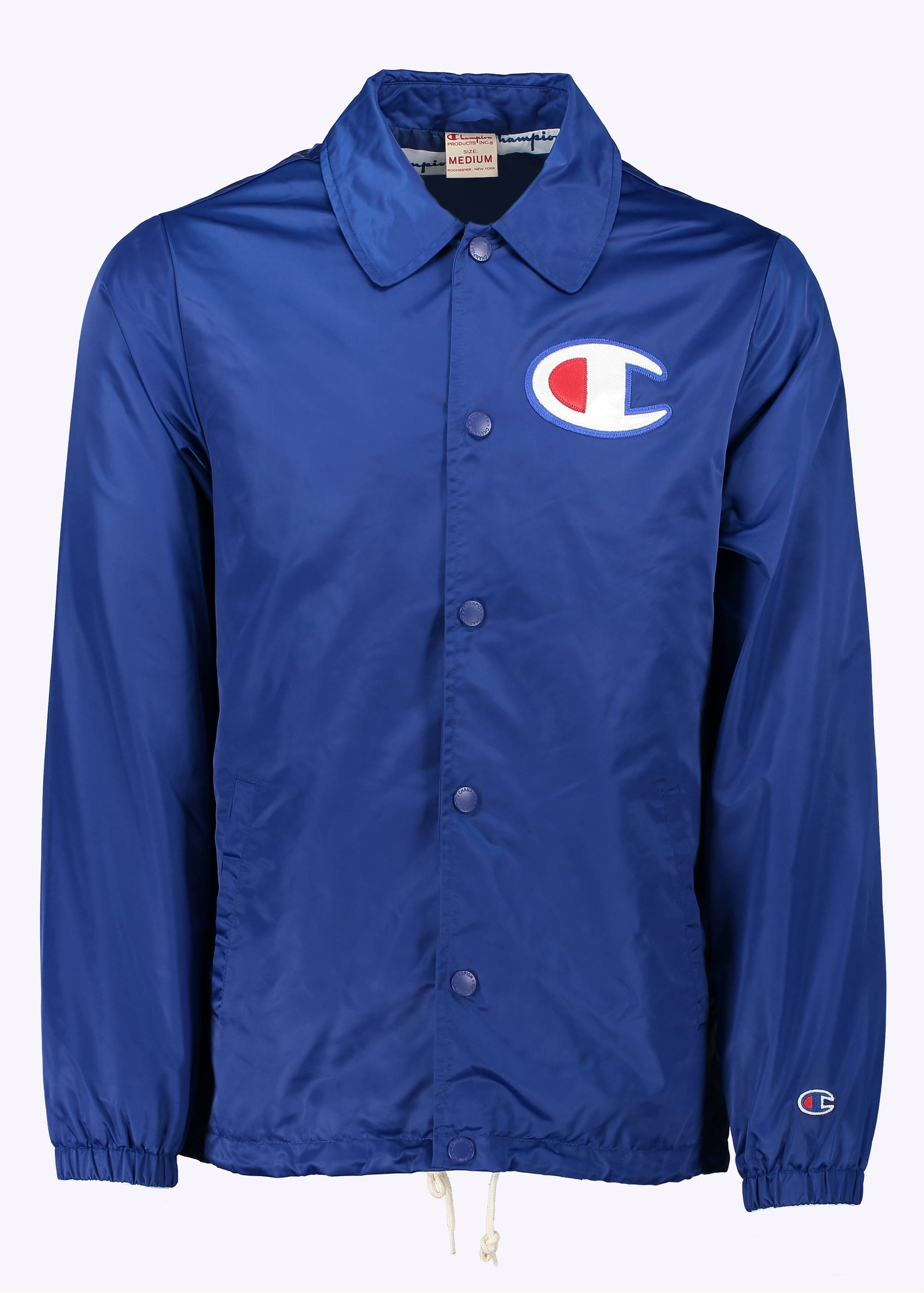 Champion 桌布 壁紙 — 一件皇家藍色的Champion教練外套，胸前有大標誌，袖子上有較小的標誌，展示在純色背景上。