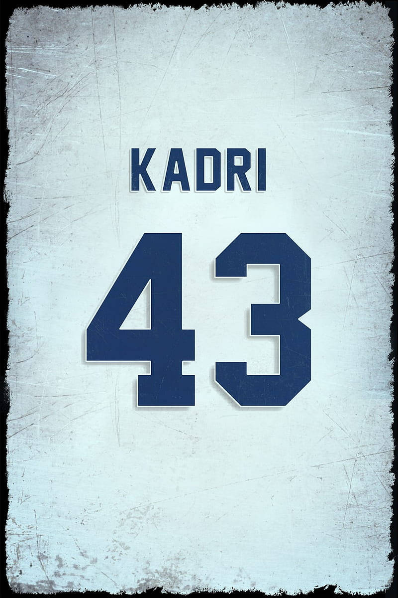 運動 桌布 壁紙 — 一件破舊的冰球球衣名字和號碼Kadri 43，以粗體藍色印在褪色的淺藍色背景上。