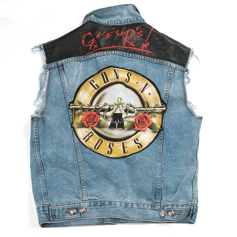 丹寧 桌布 壁紙 — 一件破舊的牛仔背心，黑色背景上印有標誌性的 Guns N' Roses 標誌，帶有玫瑰和交叉的槍枝。