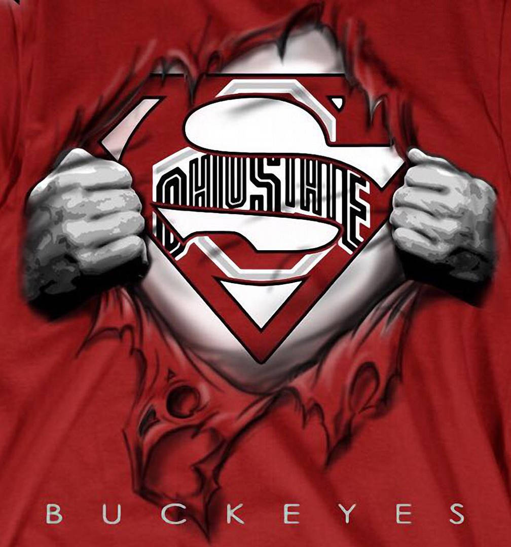 Ohio 桌布 壁紙 — 一件紅色T恤撕開，露出白色超人標誌，上面有'OHIO STATE'文字，底部有'BUCKEYES'。