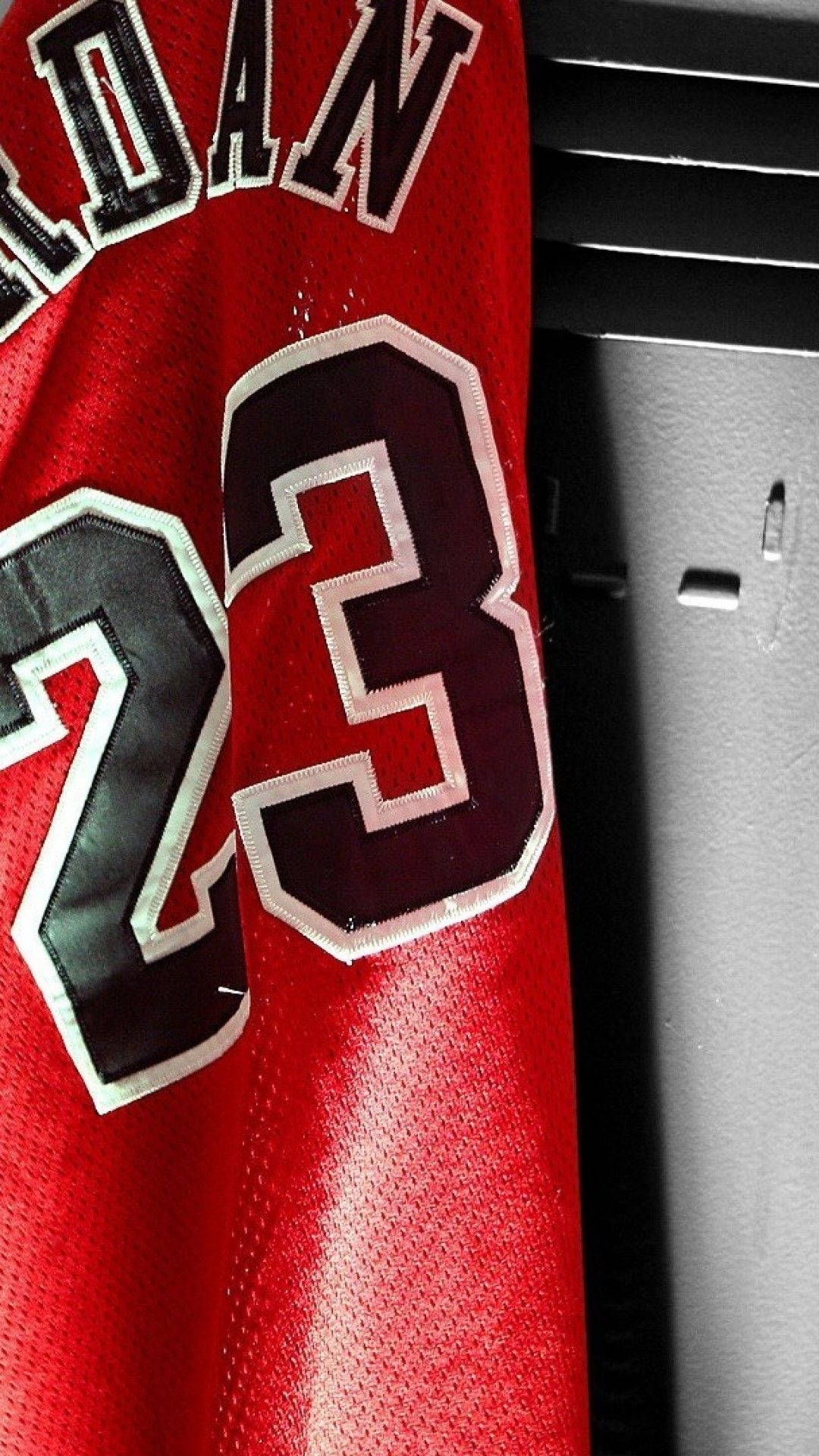 Chicago Bulls 桌布 壁紙 — 一件紅色麥可喬丹23號球衣掛在更衣室的特寫。