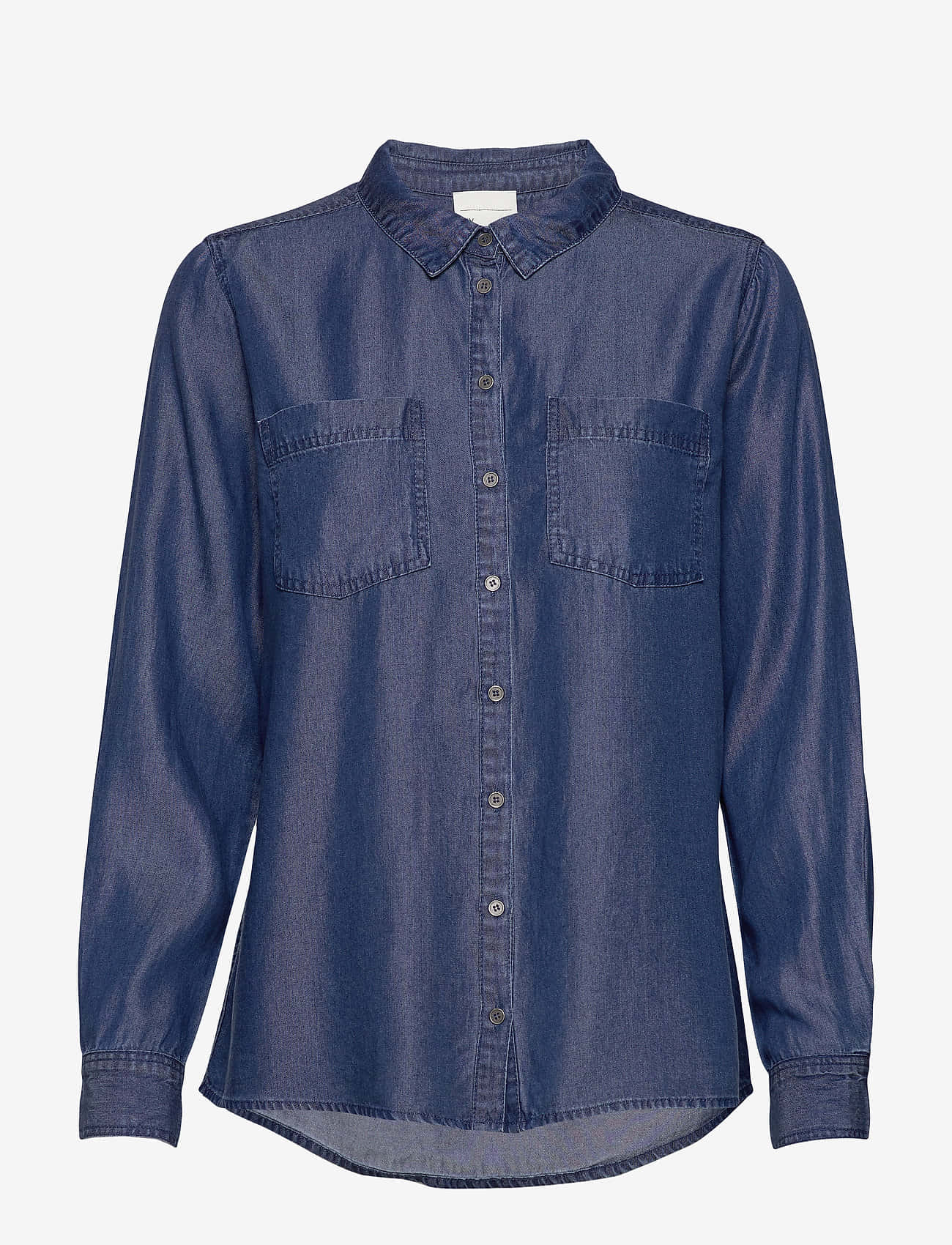 Denim Blue 桌布 壁紙 — 一件經典藍色牛仔布襯衫，前襟有鈕扣和胸前口袋，展示在純色背景上。