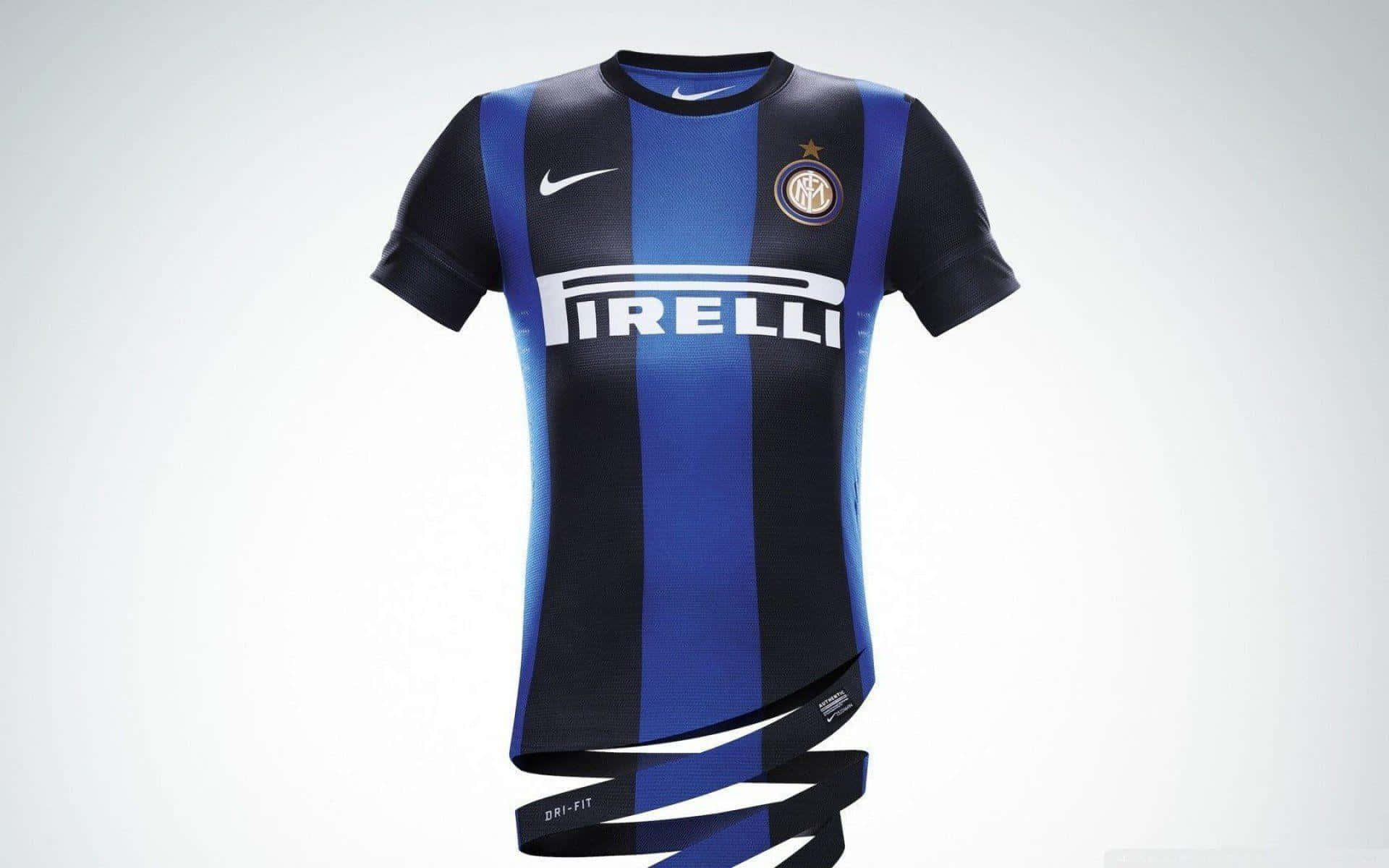 Inter Milan 桌布 壁紙 — 一件藍黑條紋的國際米蘭足球球衣，印有倍耐力贊助，展示在純白色背景上。