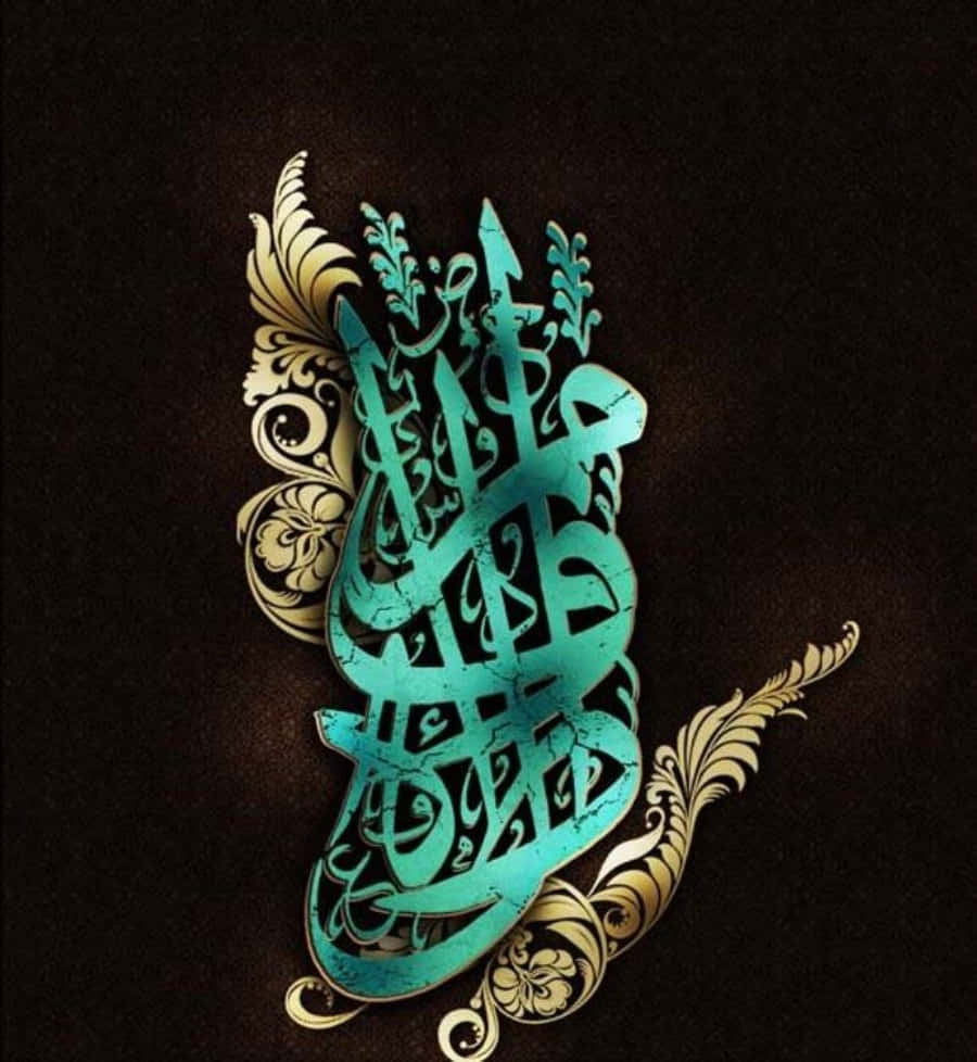 arabic 桌布 壁紙 — 一件裝飾性的藍綠色和金色阿拉伯書法藝術品，帶有花卉點綴，背景為深色紋理。