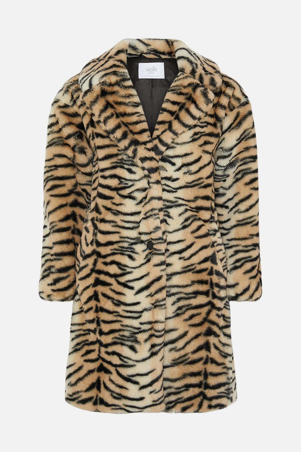 Animal Fur 桌布 壁紙 — 一件豪華的虎紋人造毛皮大衣，配有缺口領和鈕扣前襟，在純色背景上展示。