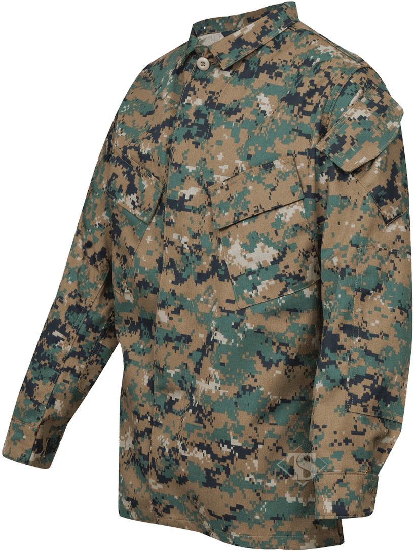 迷彩動態 桌布 壁紙 — 一件軍用數位迷彩襯衫，帶有像素化的綠色、棕色和黑色圖案，展示在黑色背景上。